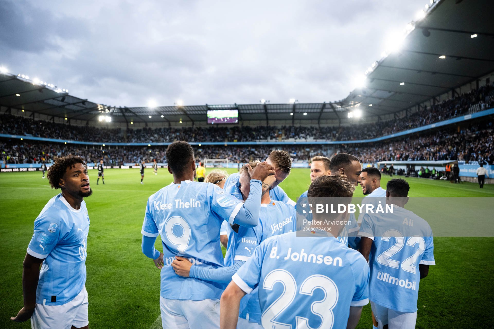 Malmö FFs Sebastian Jörgensen jublar med lagkamrater