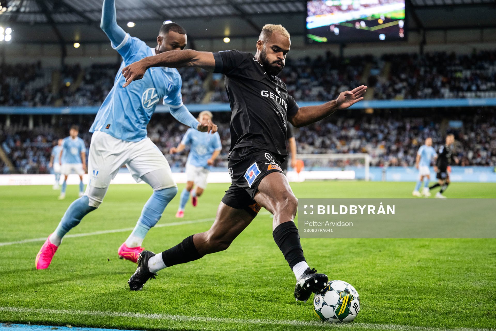 Malmö FFs Derek Cornelius och Halmstads Phil Ofosu-Ayeh