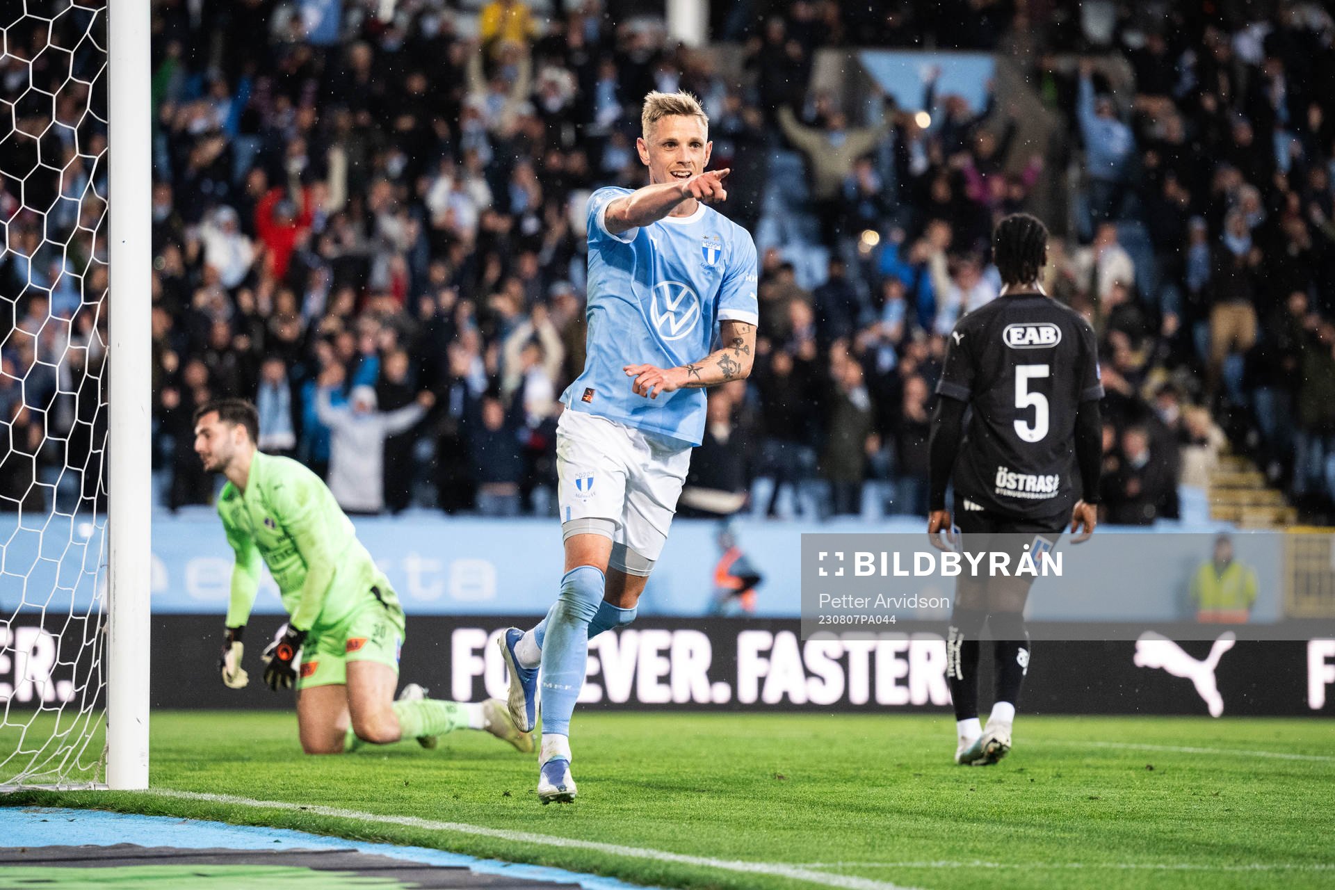 Malmö FFs Søren Rieks jublar och Halmstads målvakt Marko