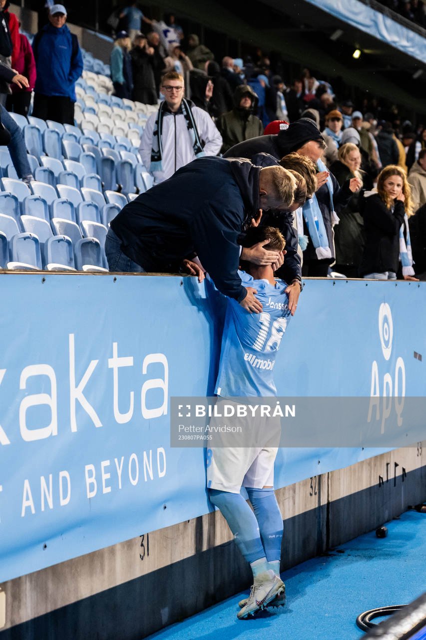 Malmö FFs Pontus Jansson jublar med supportrar