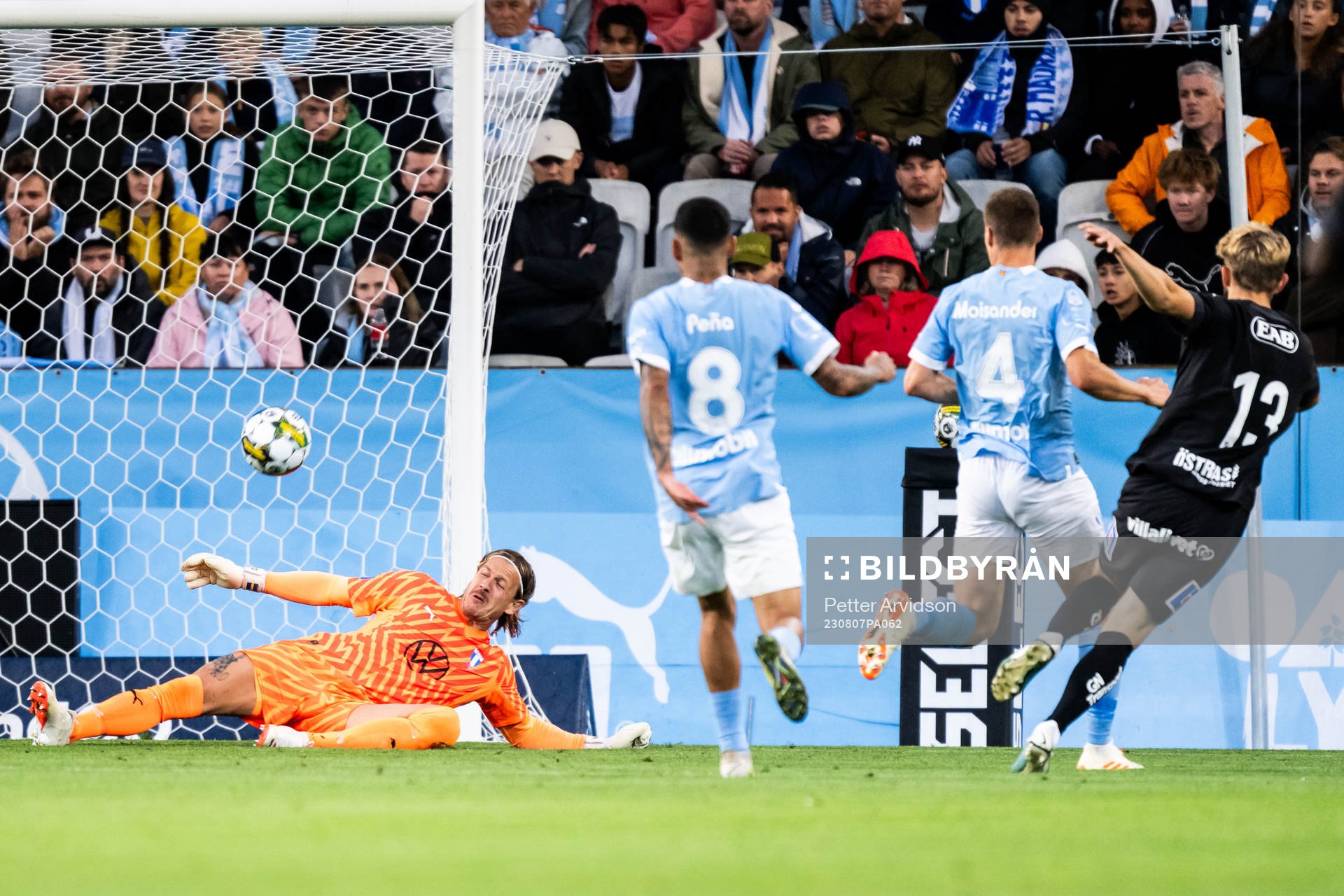 Malmö FFs målvakt Johan Dahlin räddar från Halmstads