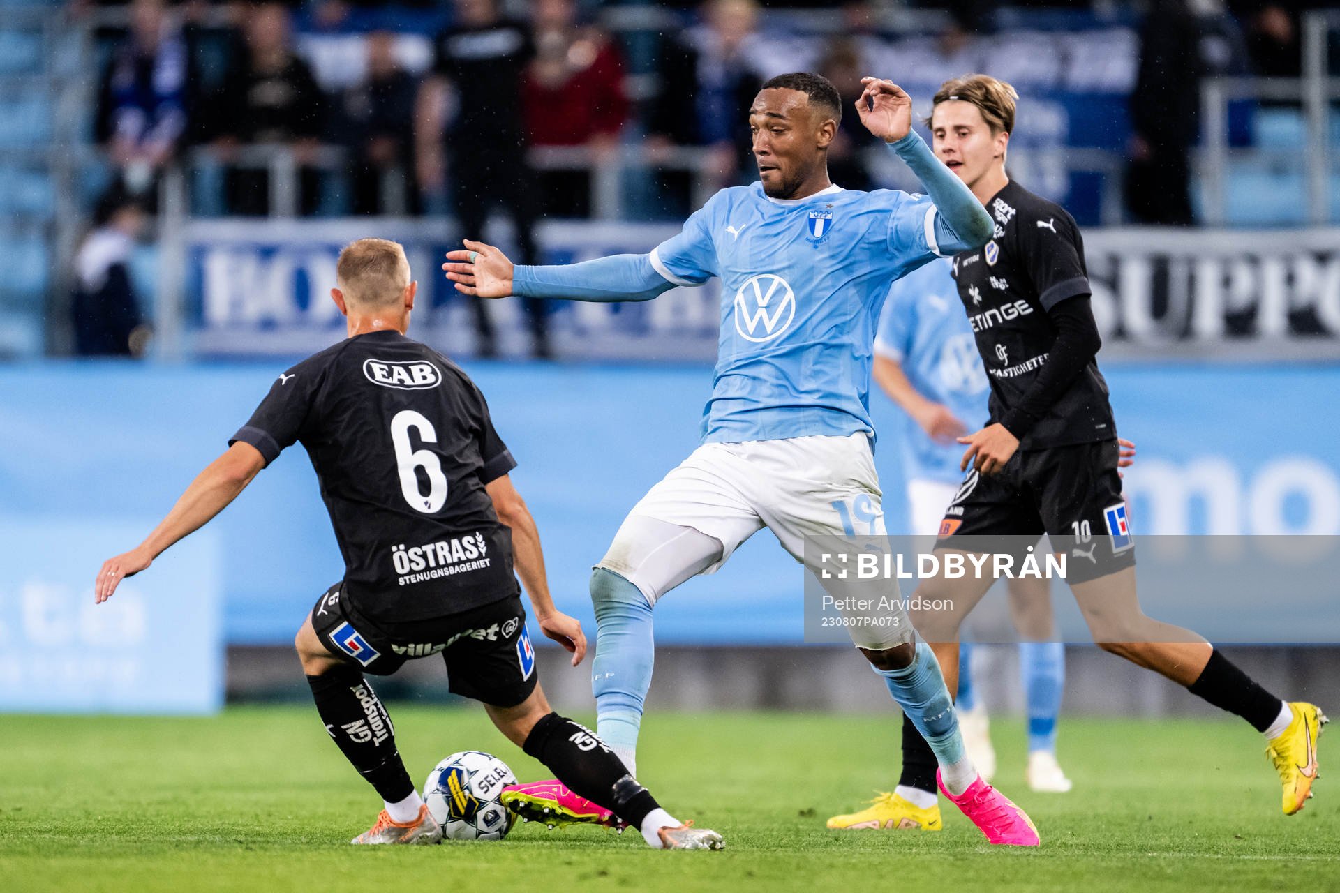 Malmö FFs Derek Cornelius och Halmstads Joel Allansson