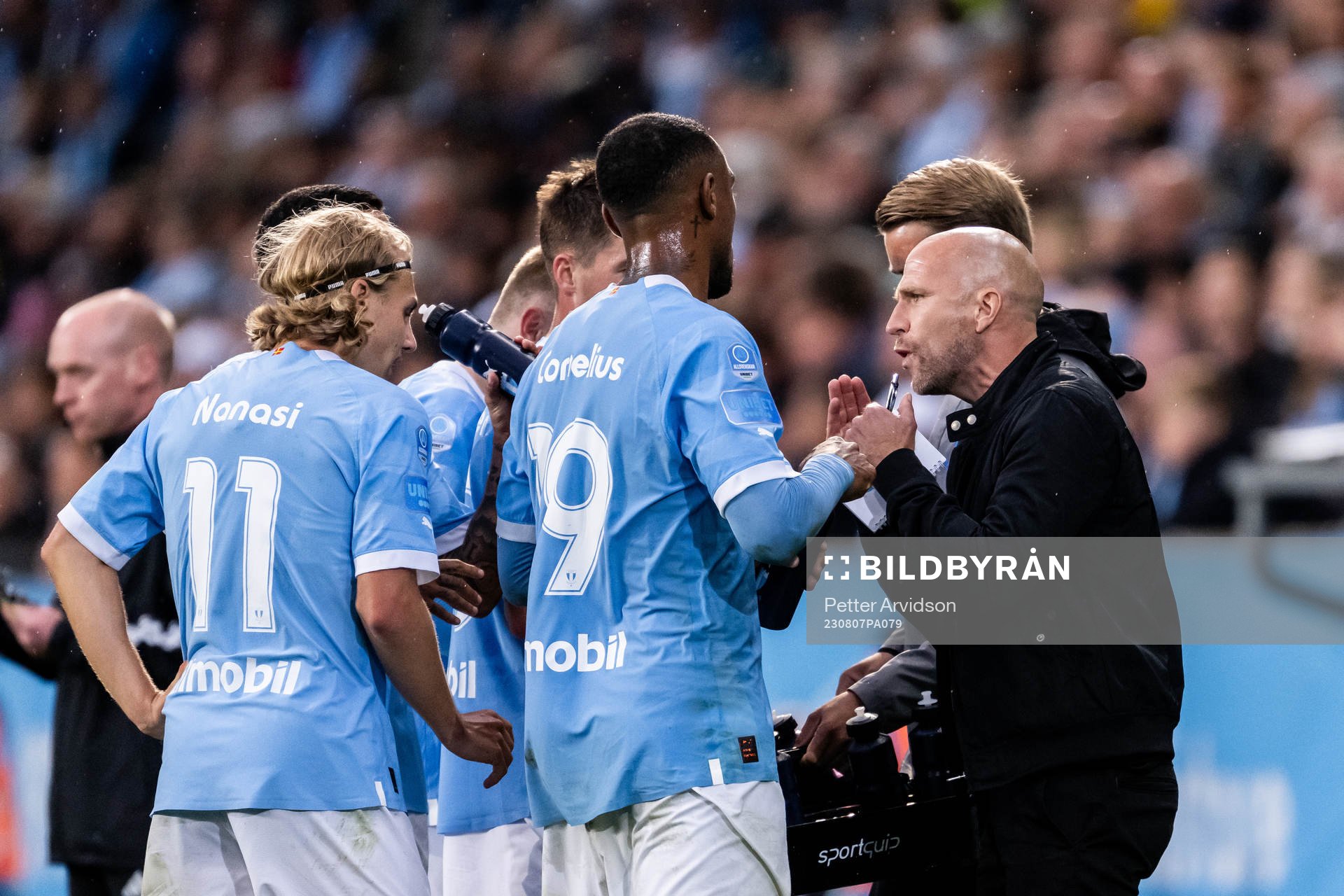 Malmö FFs tränare Henrik Rydström i samtal med Derek Cornelius under fotbollsmatchen i Allsvenskan mellan Malmö FF och Halmstad den 7 augusti 2023 i Malmö.