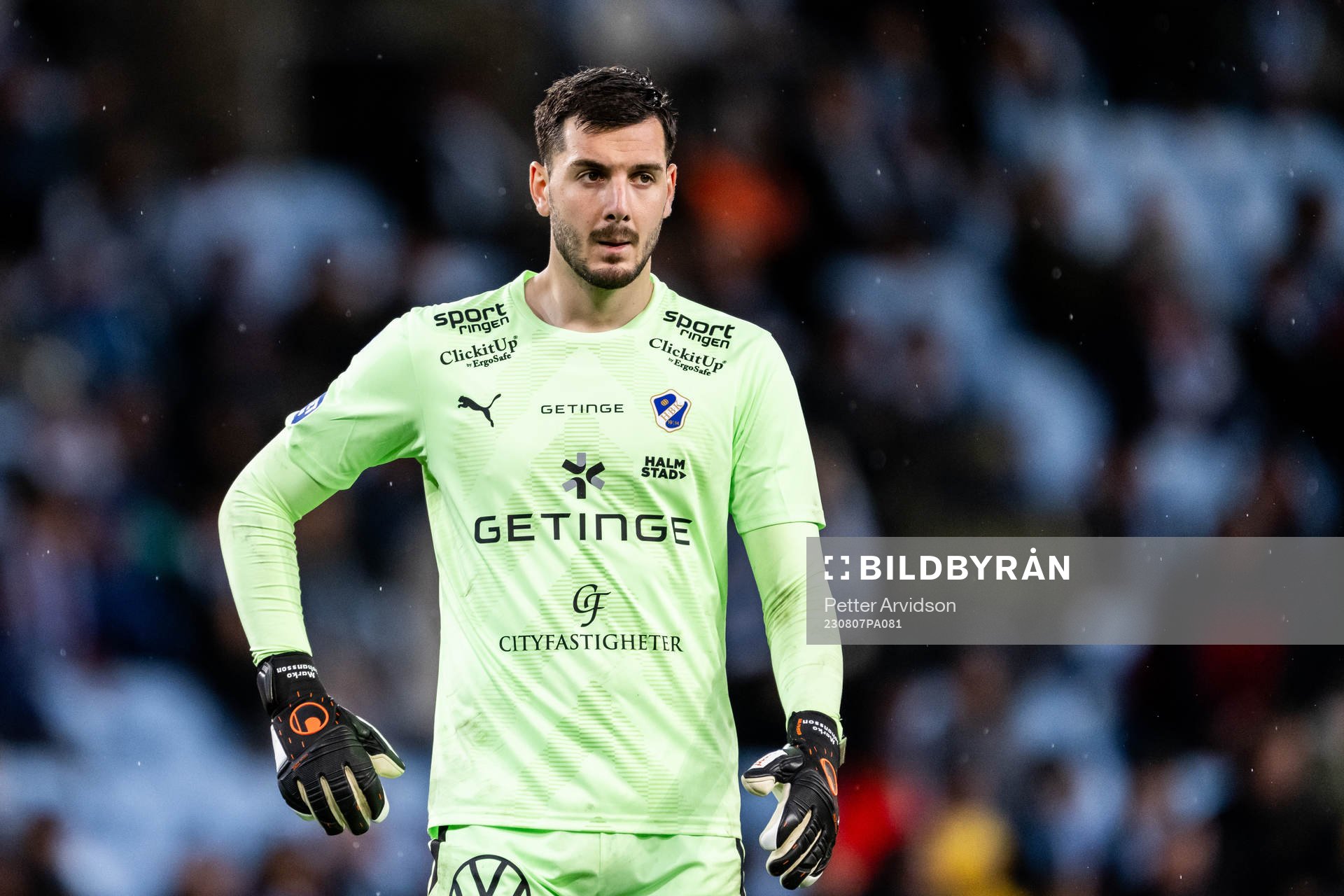 Halmstads målvakt Marko Johansson deppar