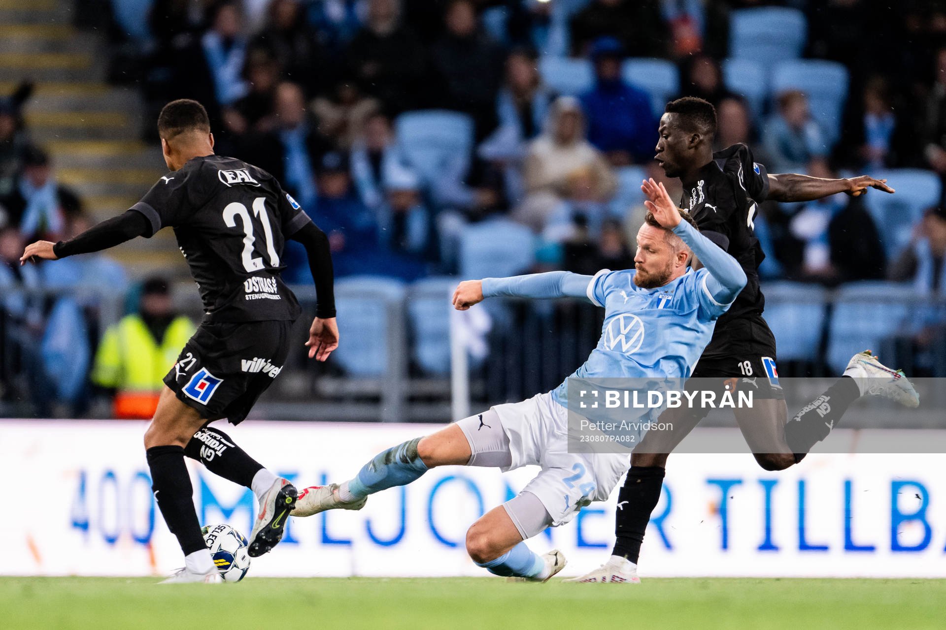 Malmö FFs Lasse Nielsen mot Halmstads Marcus Olsson och