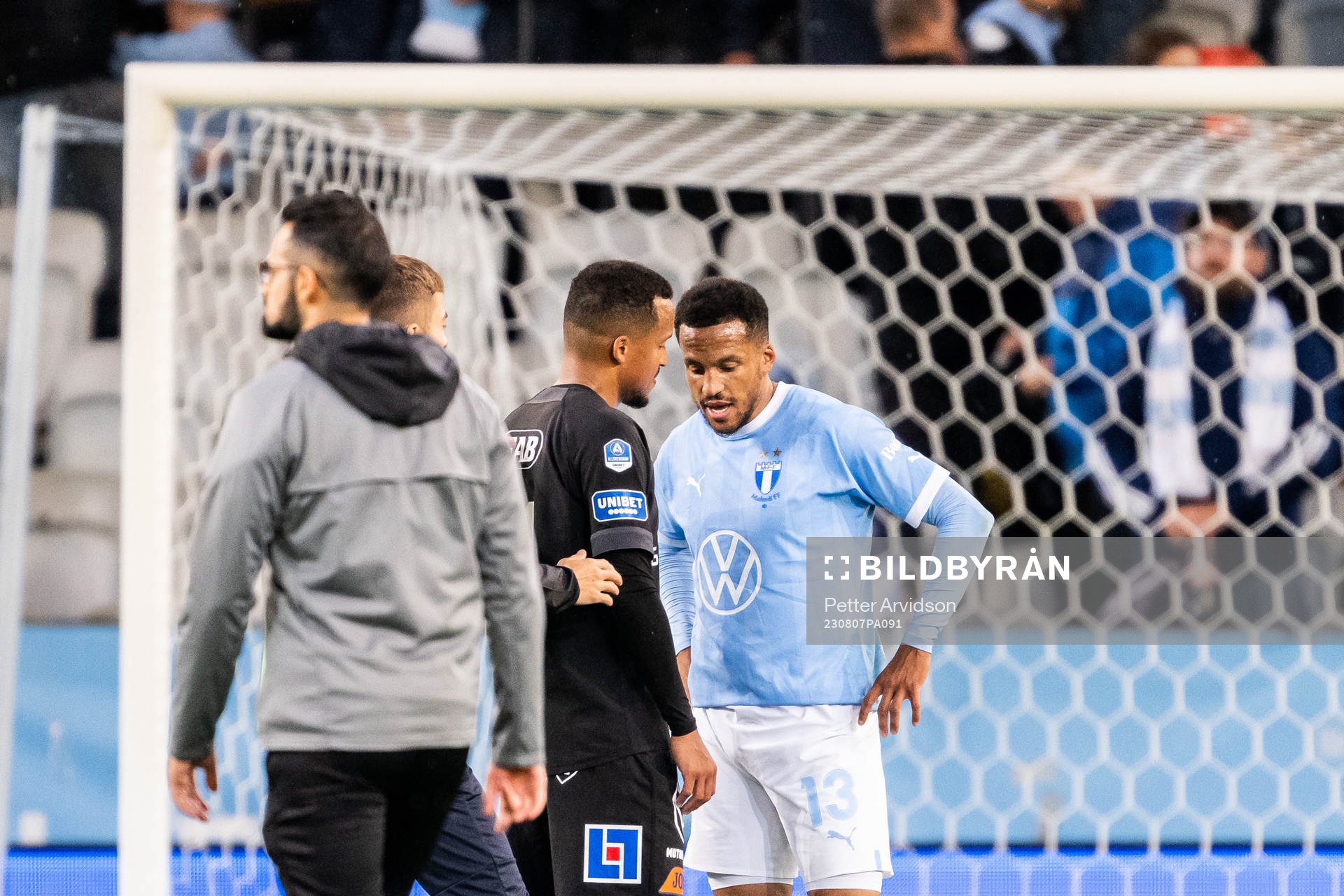 Halmstads Marcus Olsson i samtal med Malmö FFs Martin Olsson efter fotbollsmatchen i Allsvenskan mellan Malmö FF och Halmstad den 7 augusti 2023 i Malmö.
