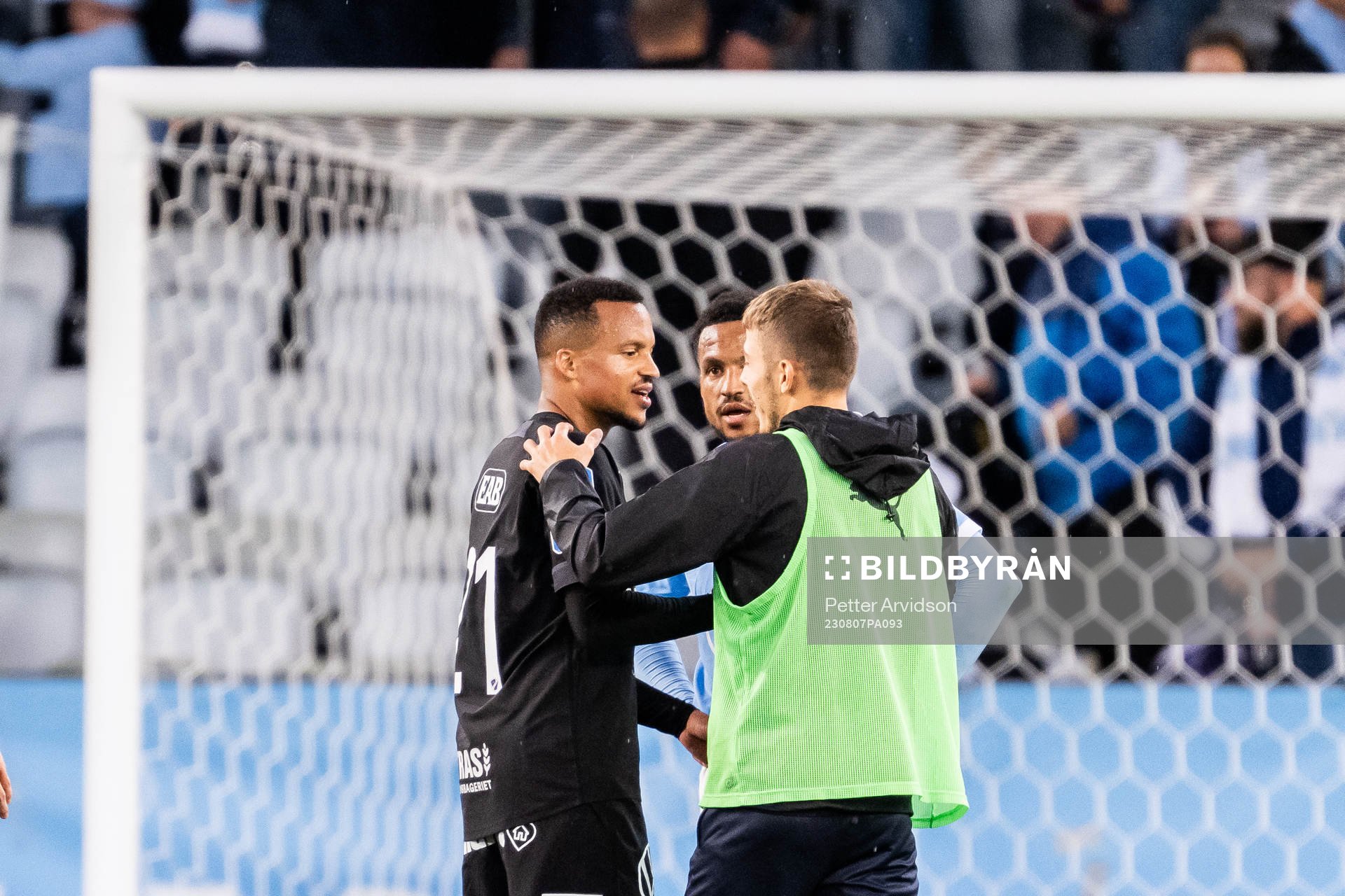 Halmstads Marcus Olsson i samtal med Malmö FFs Martin
