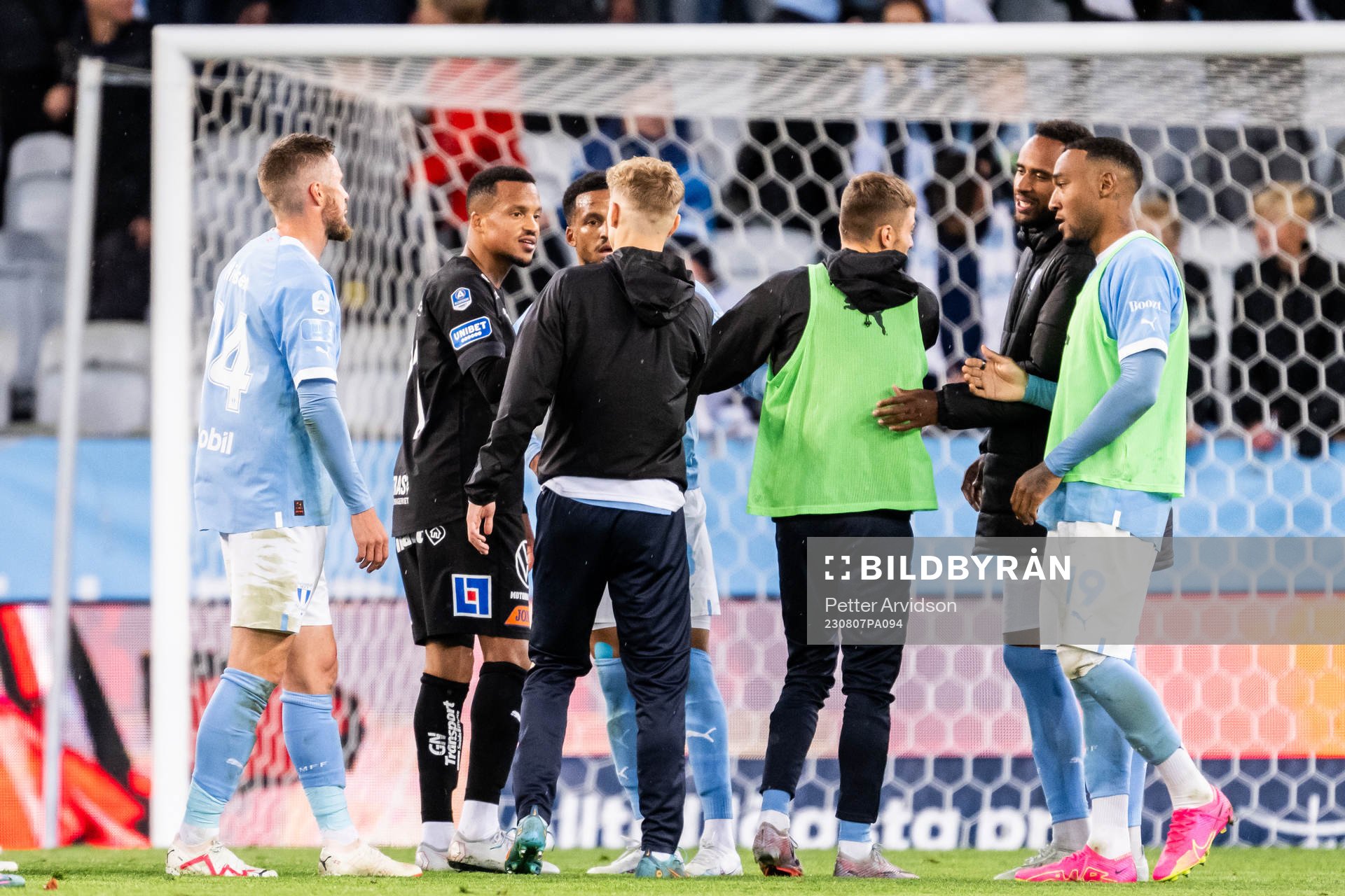 Halmstads Marcus Olsson i samtal med Malmö FFs Martin