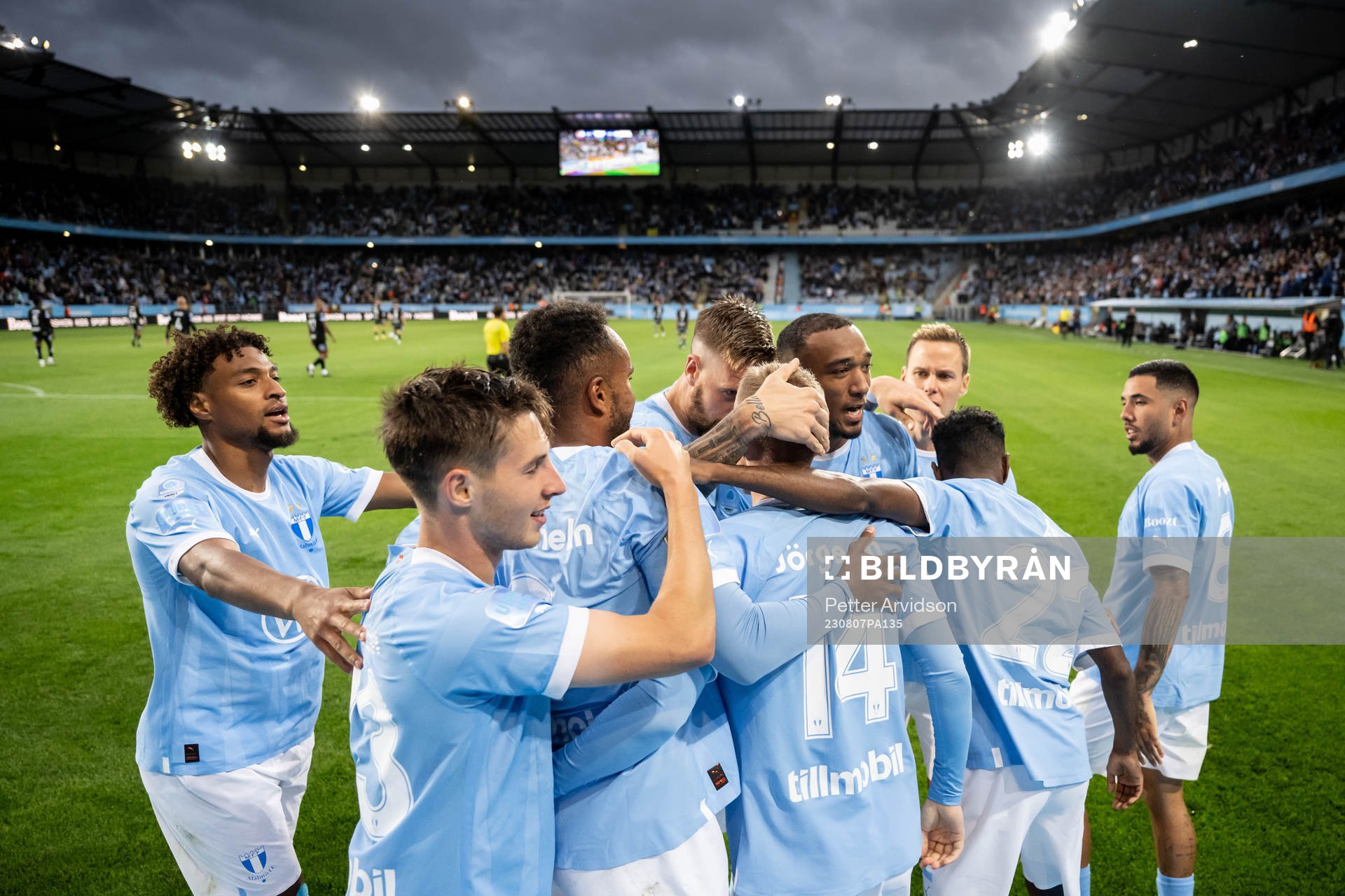 Malmö FFs Sebastian Jörgensen jublar med lagkamrater