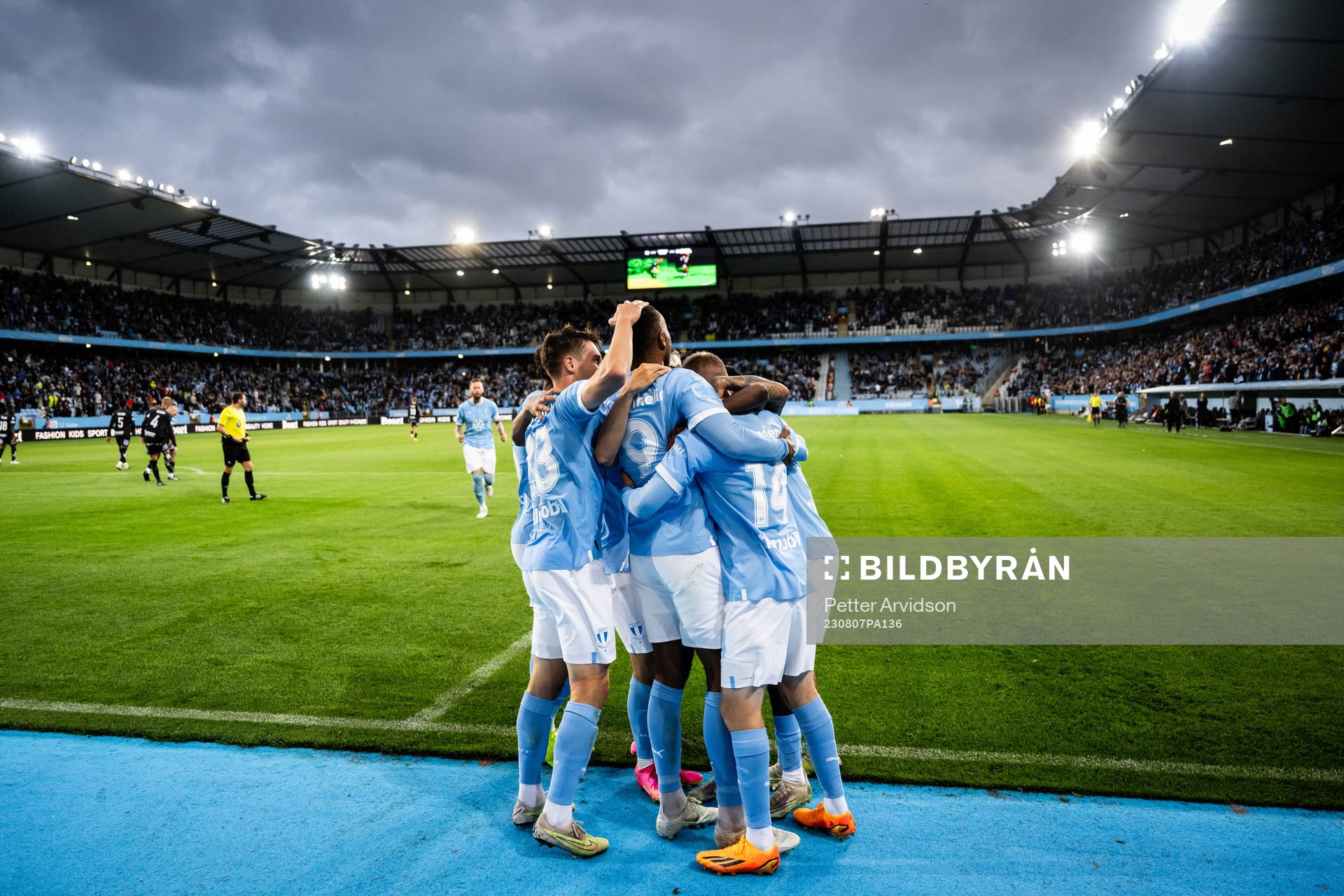 Malmö FFs Sebastian Jörgensen jublar med lagkamrater