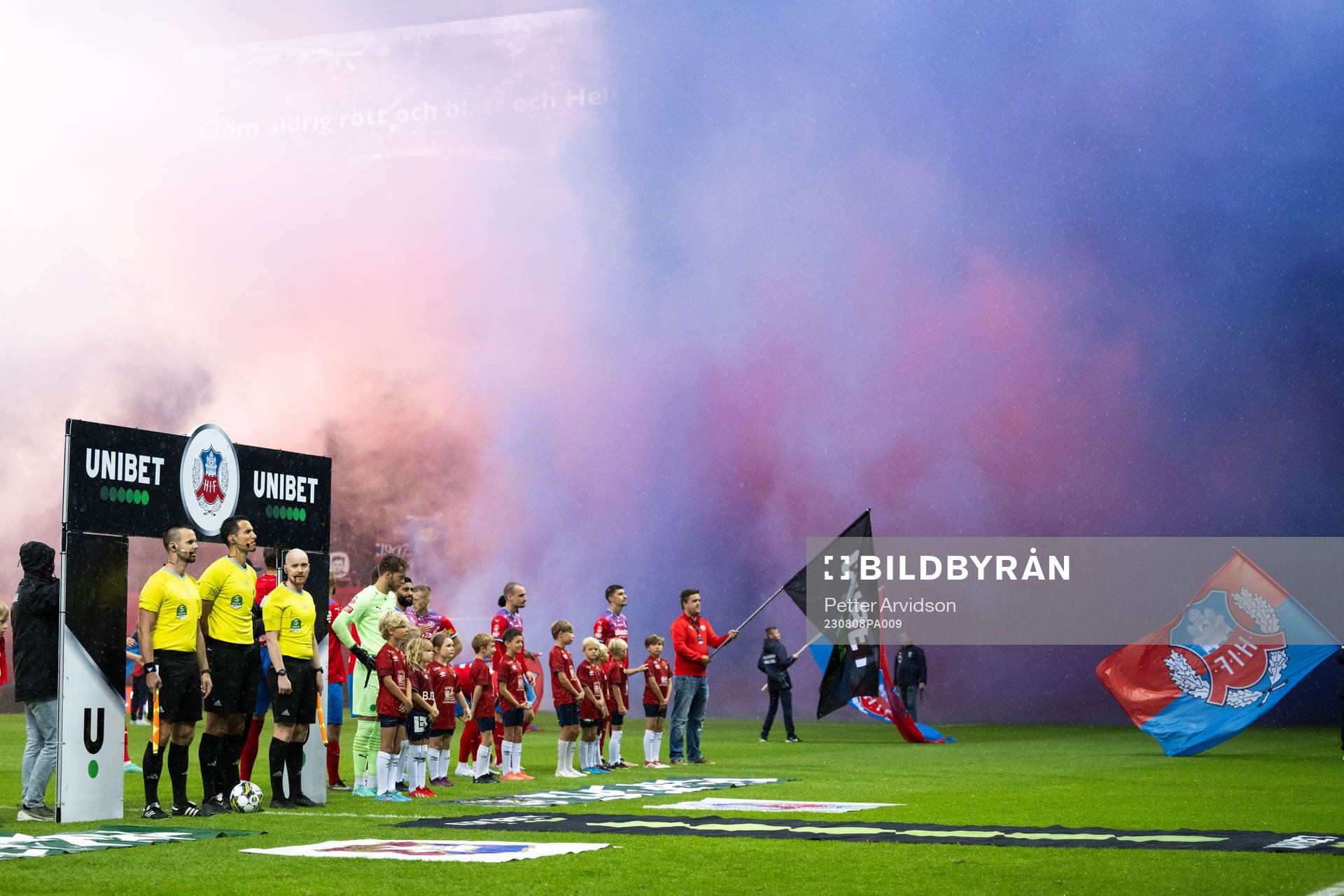 Helsingborgs spelare bland rök