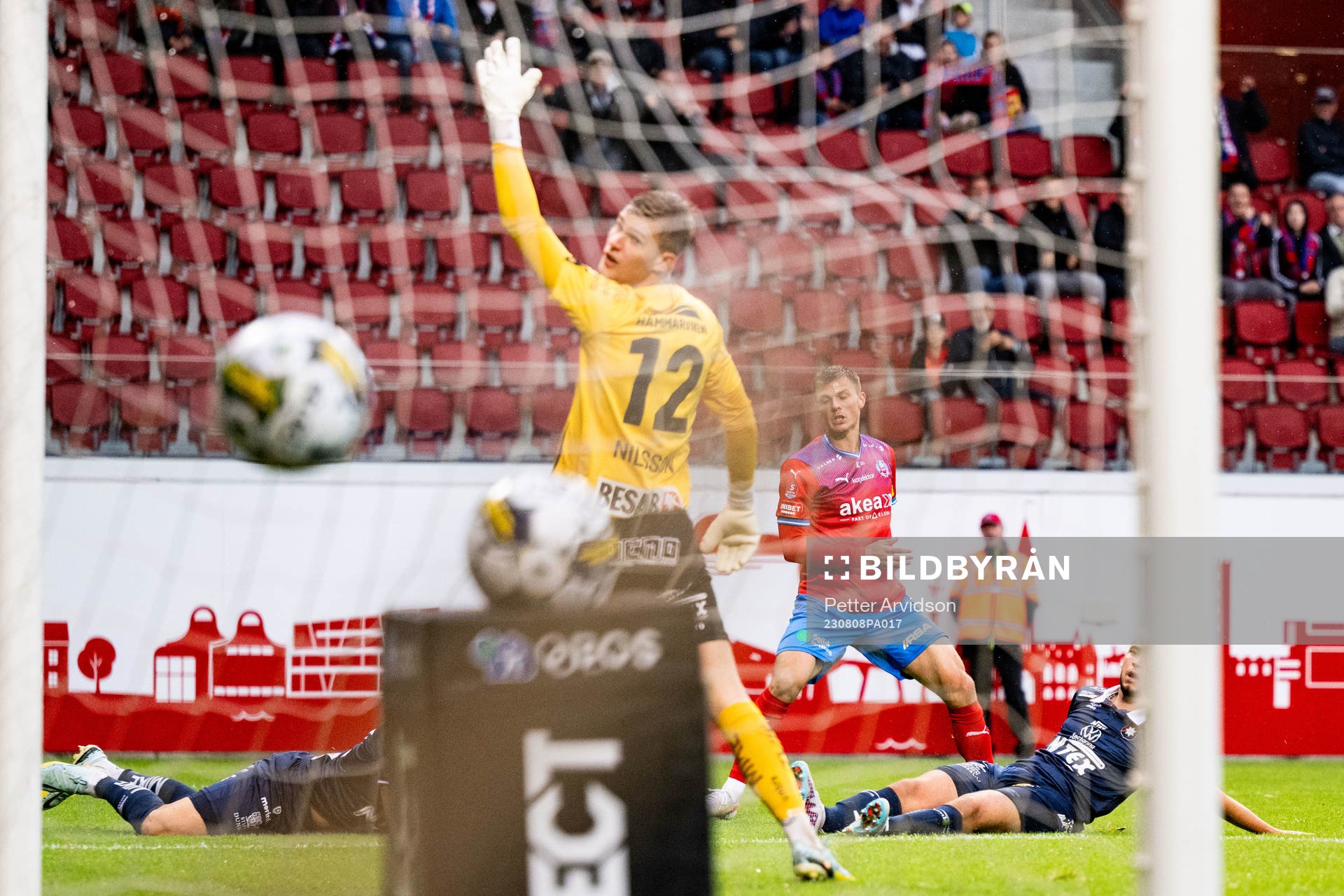 Helsingborgs Erik Ring gör 1-0 bakom Örgrytes målvakt
