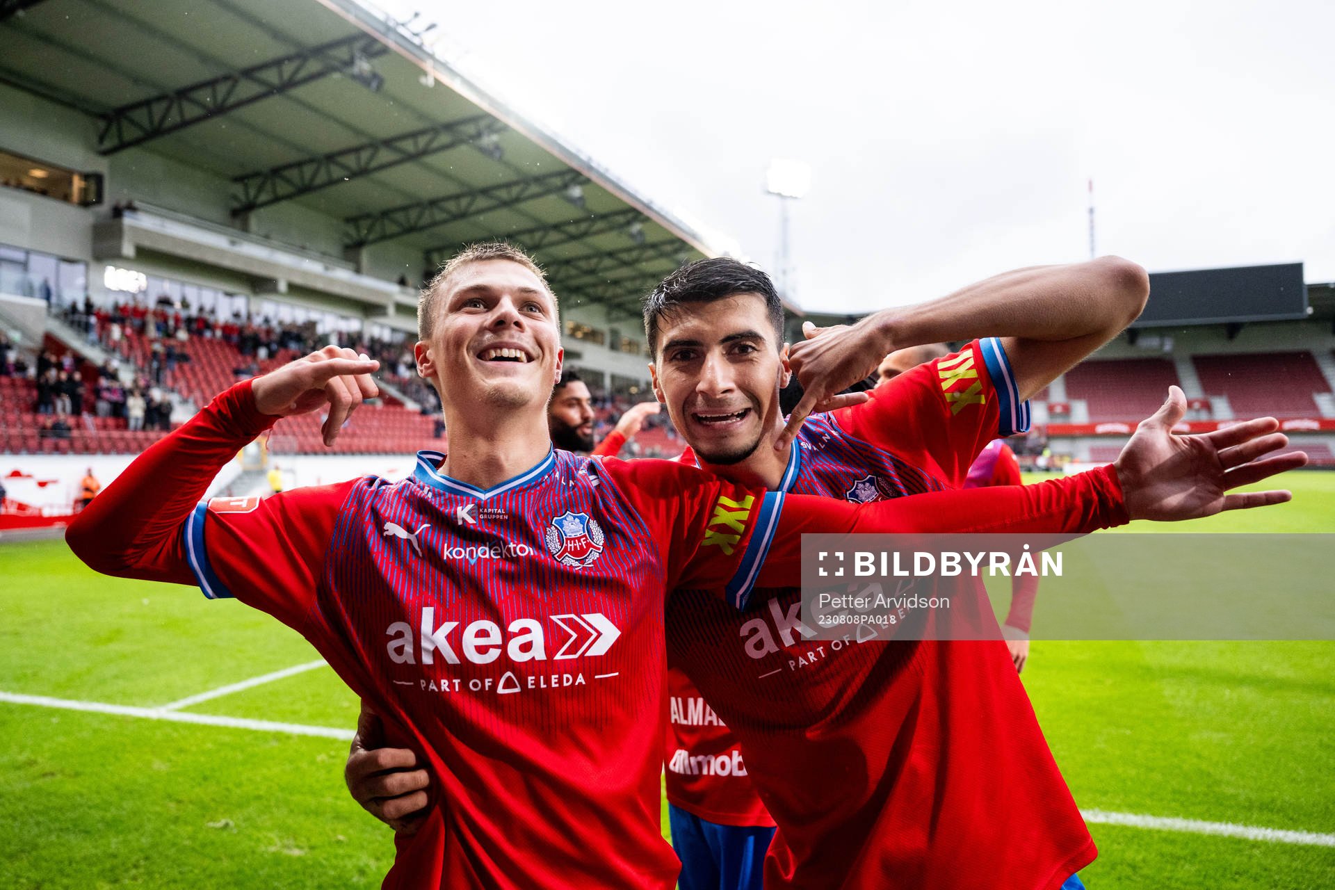 Helsingborgs Erik Ring jublar med Amar Muhsin jublar efter 1-0 under fotbollsmatchen i Superettan mellan Helsingborg och Örgryte den 8 augusti 2023 i Helsingborg.