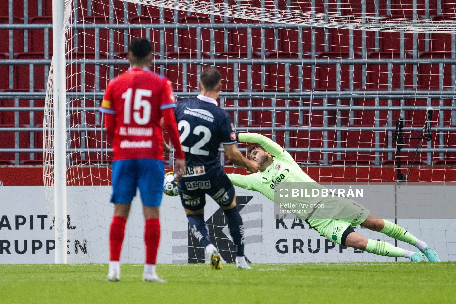 Helsingborgs målvakt Kalle Joelsson räddar straff av