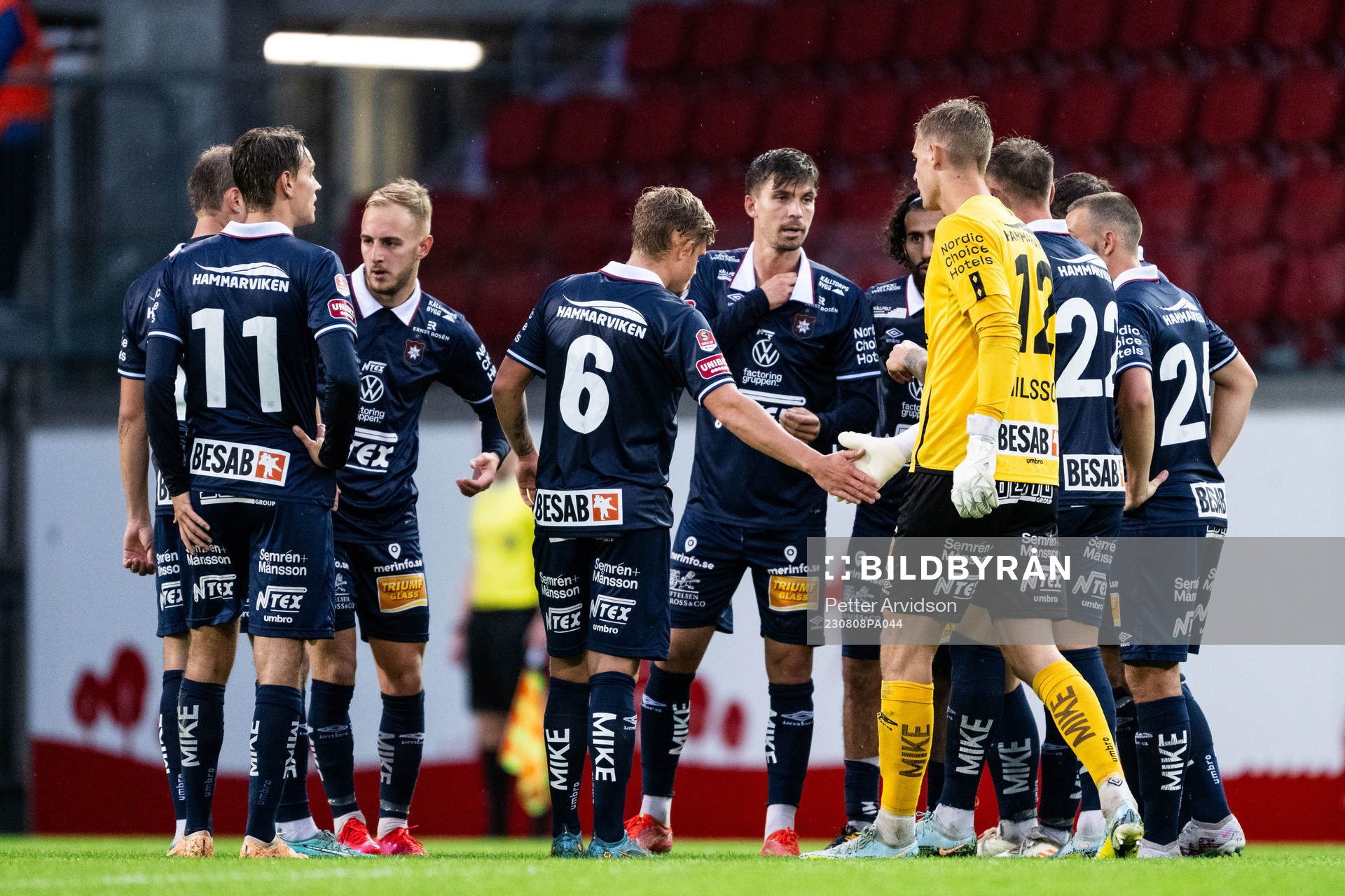Örgrytes spelare samlas under fotbollsmatchen i Superettan mellan Helsingborg och Örgryte den 8 augusti 2023 i Helsingborg. 