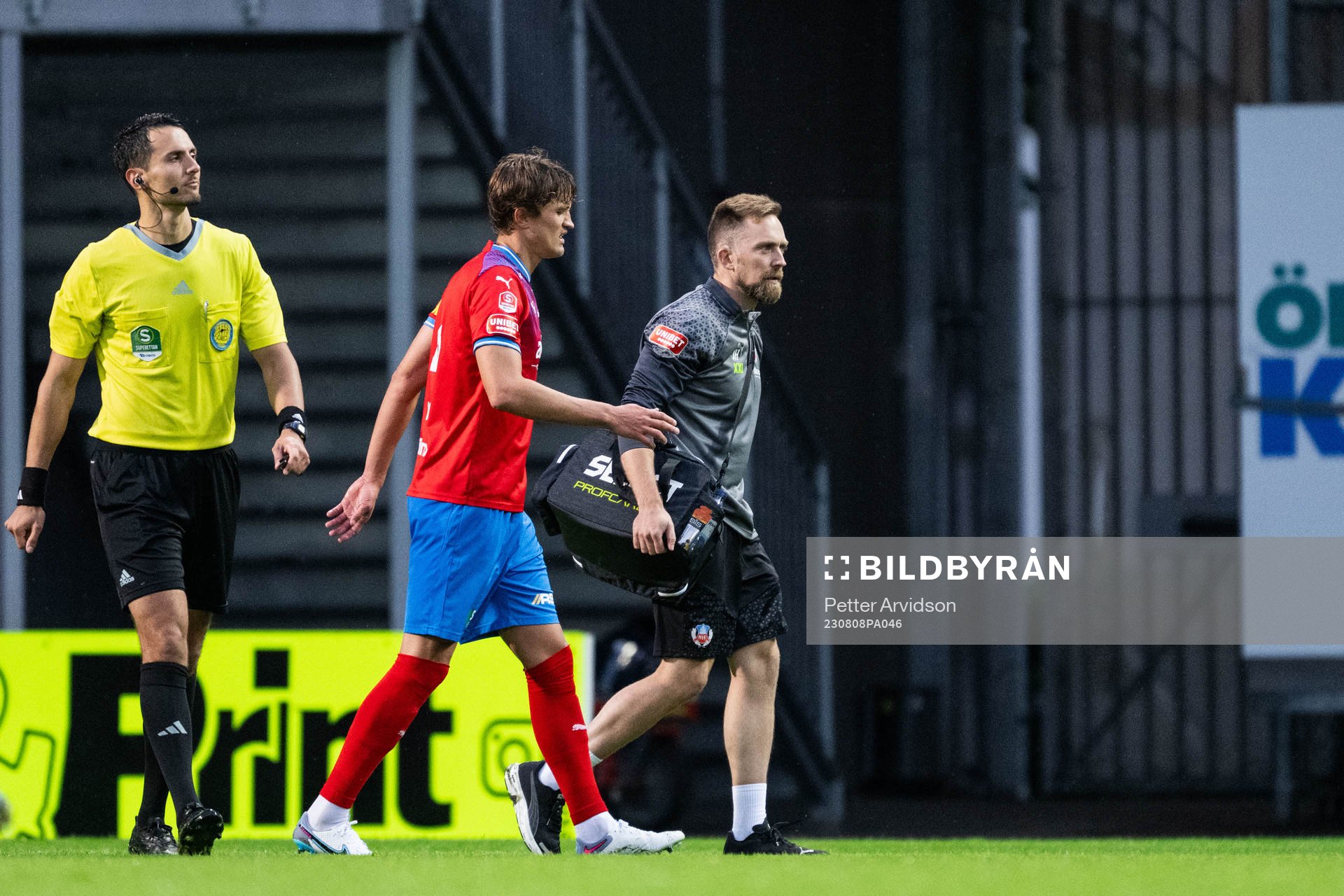 Helsingborgs Thomas Rogne lämnar planen skadad