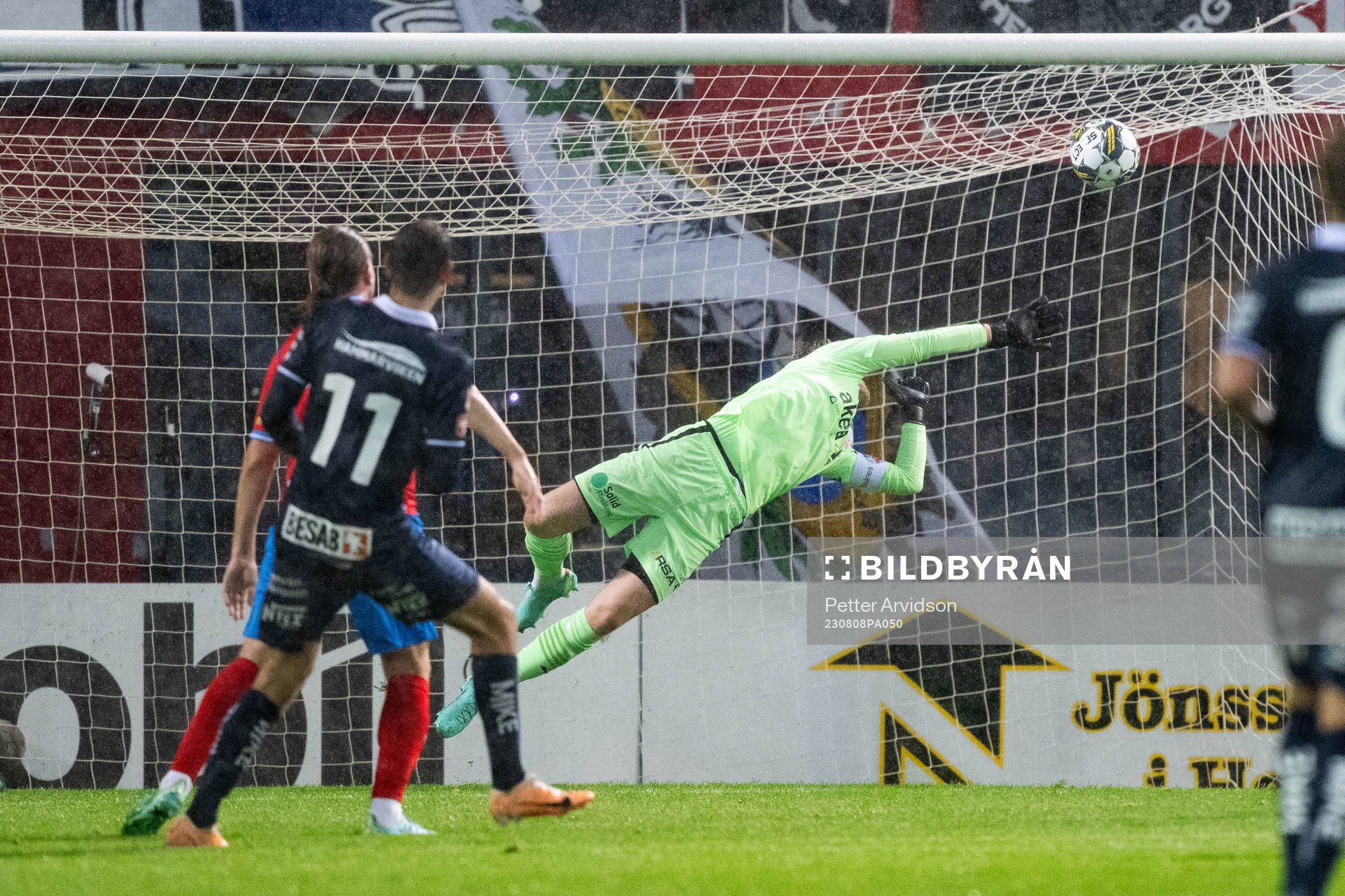 Helsingborgs målvakt Kalle Joelsson räddar skott från