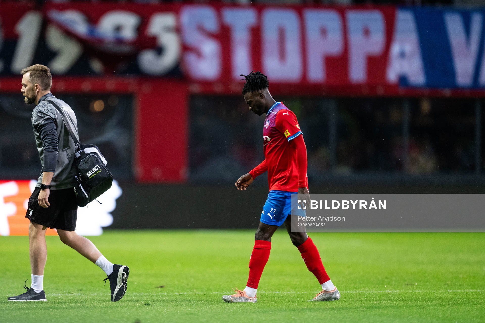 Helsingborgs Benjamin Acquah lämnar planen skadad