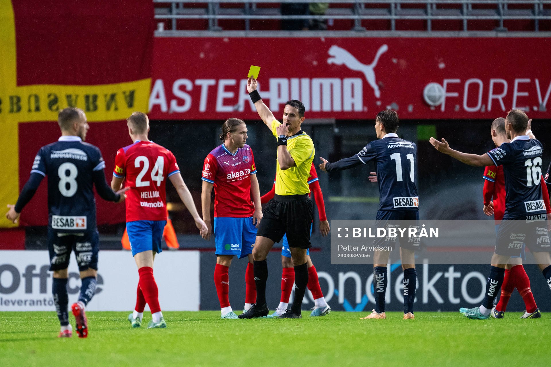 Helsingborgs Charlie Weberg tilldelas gult kort av Domare Adi Aganovic under fotbollsmatchen i Superettan mellan Helsingborg och Örgryte den 8 augusti 2023 i Helsingborg.