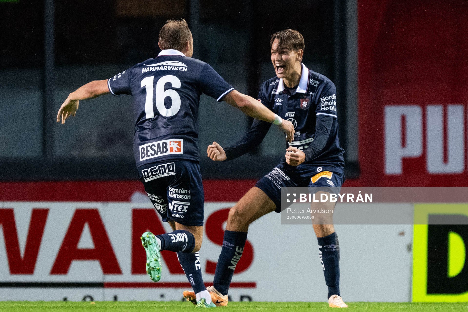 Örgrytes Villiam Dahlström jublar med Daniel Paulson