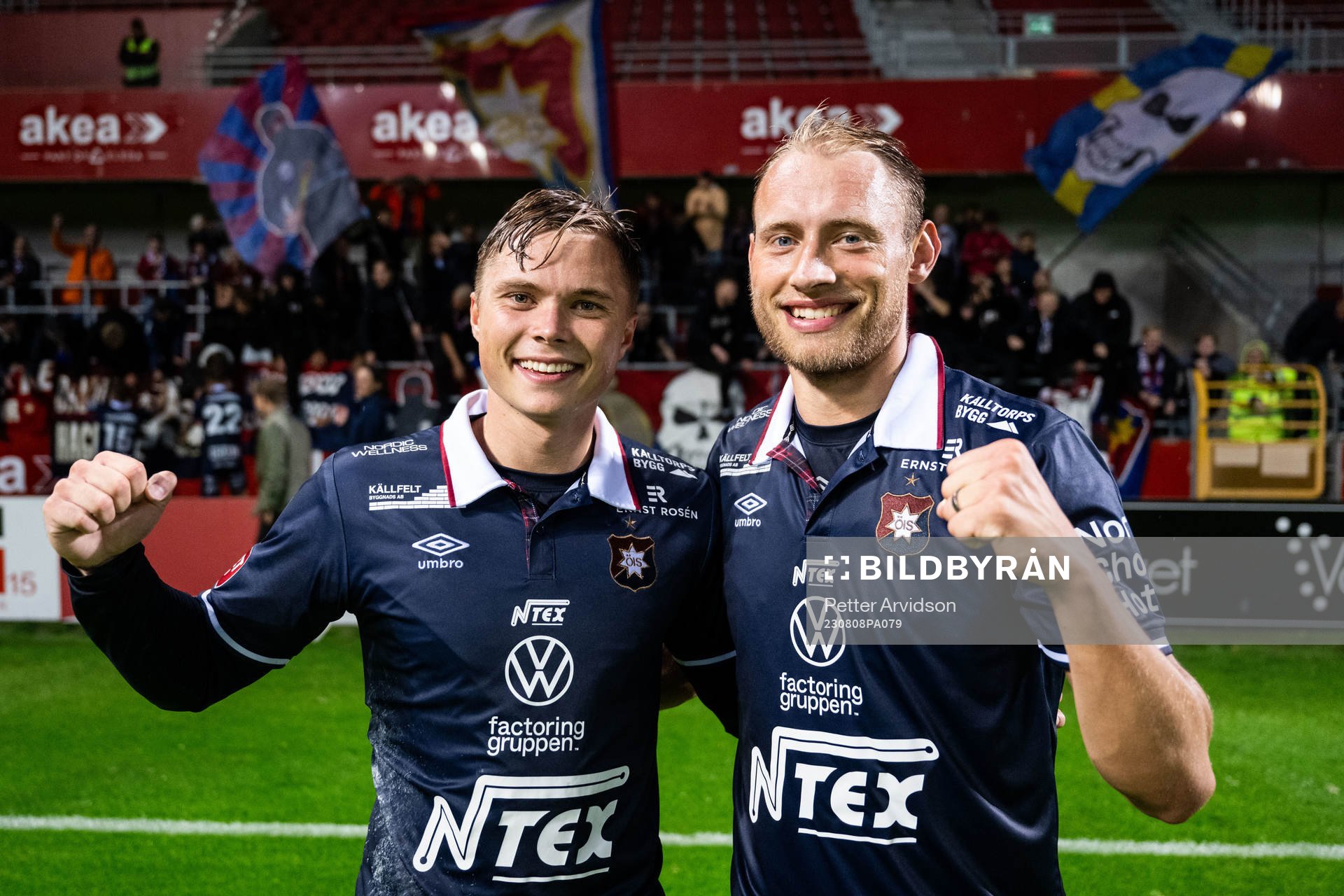 Örgrytes Linus Tagesson och Villiam Dahlström jublar efter fotbollsmatchen i Superettan mellan Helsingborg och Örgryte den 8 augusti 2023 i Helsingborg.