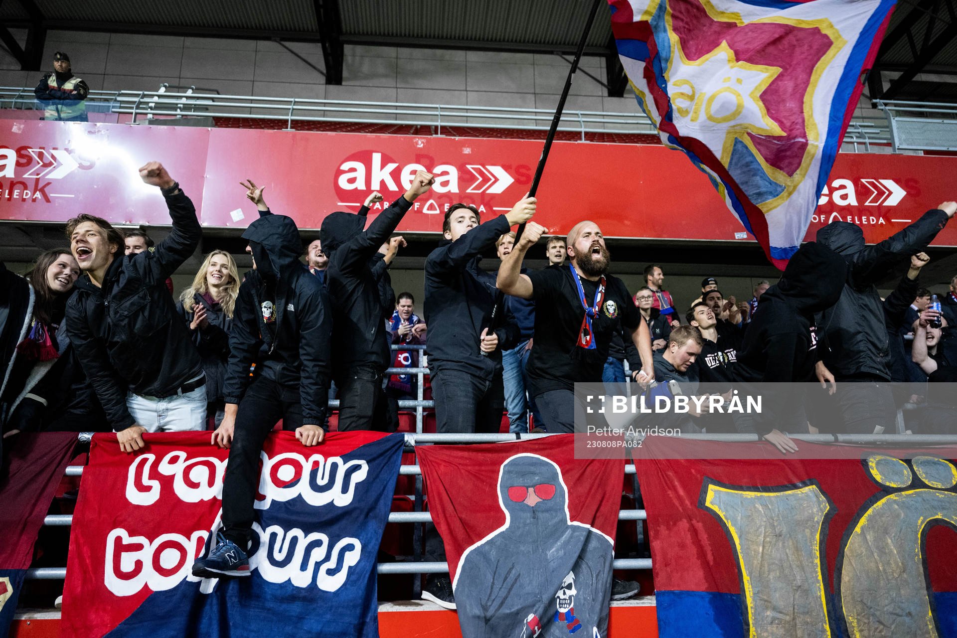 Örgrytes supportrar jublar