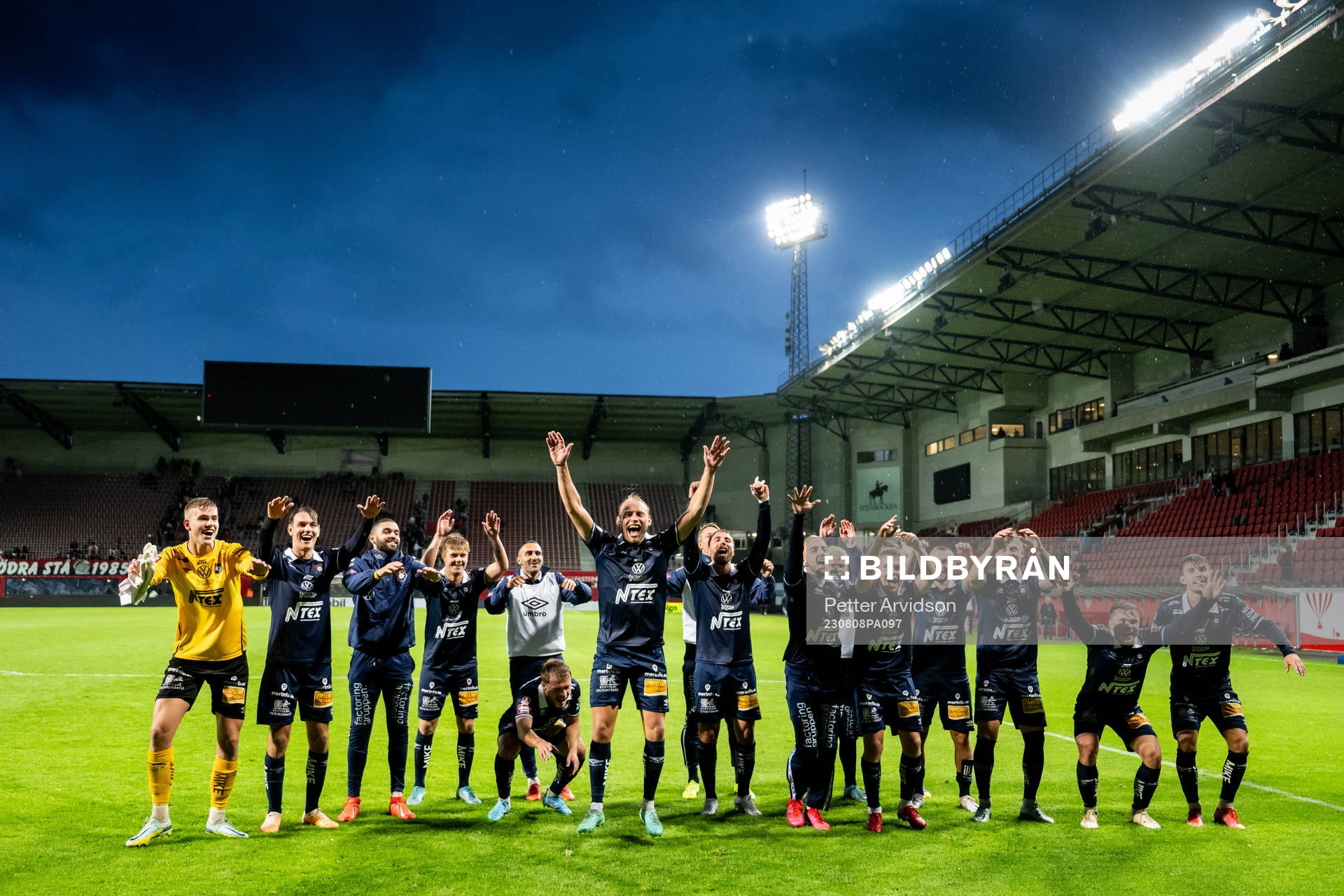 Örgrytes spelare med Villiam Dahlström (m) jublar efter fotbollsmatchen i Superettan mellan Helsingborg och Örgryte den 8 augusti 2023 i Helsingborg.