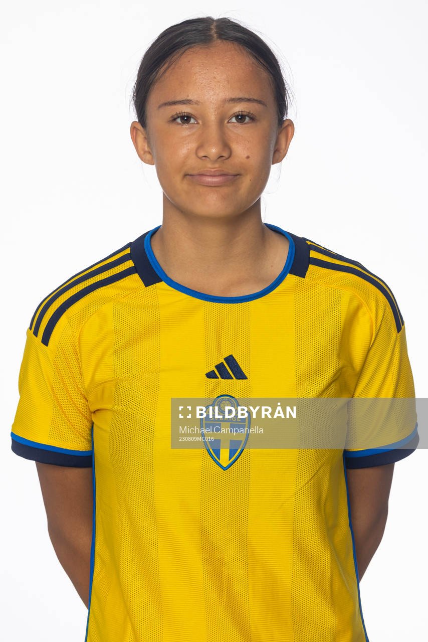 Hanna Lupton poserar för ett porträtt under en fotografering med det svenska F15-landslaget i fotboll den 9 augusti 2023 i Stockholm. 