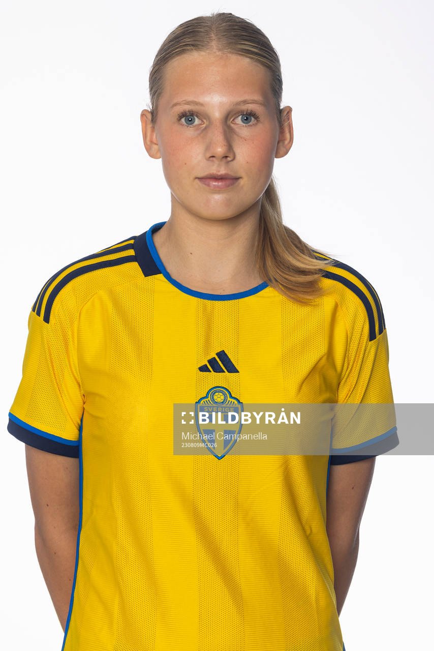 Isabella Adler poserar för ett porträtt under en fotografering med det svenska F15-landslaget i fotboll den 9 augusti 2023 i Stockholm. 