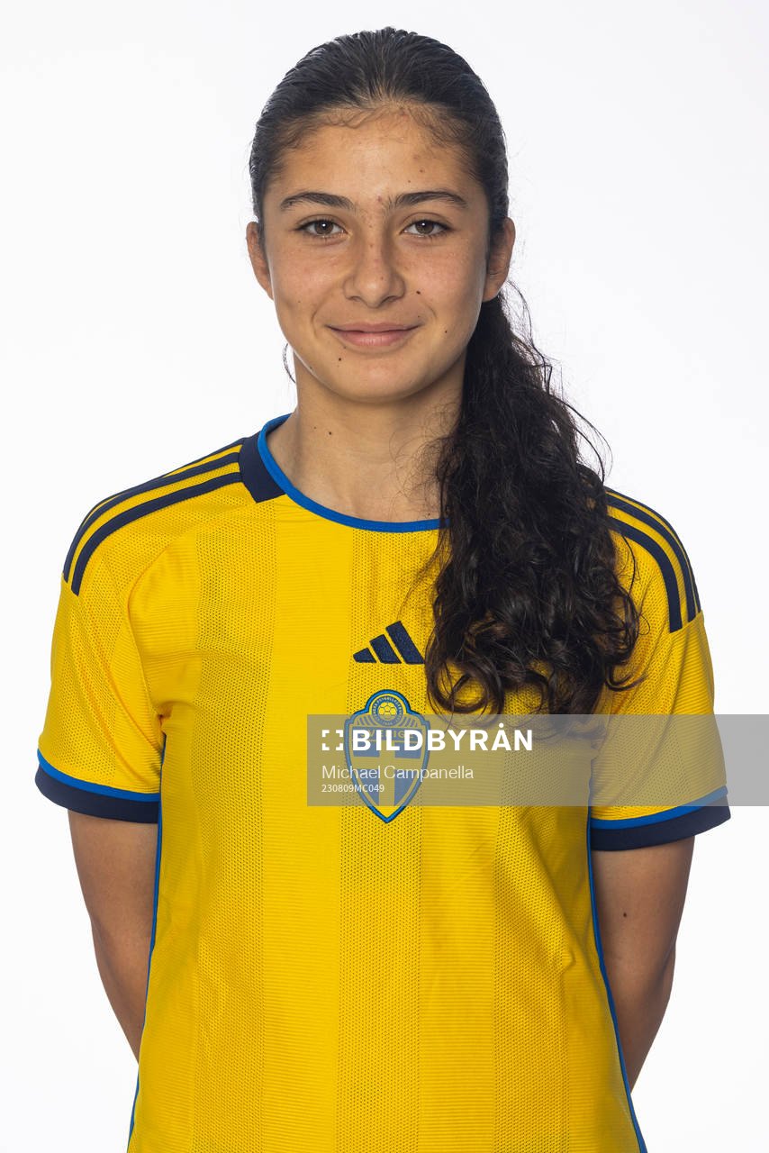 Azra Karpuz poserar för ett porträtt under en fotografering med det svenska F15-landslaget i fotboll den 9 augusti 2023 i Stockholm. 