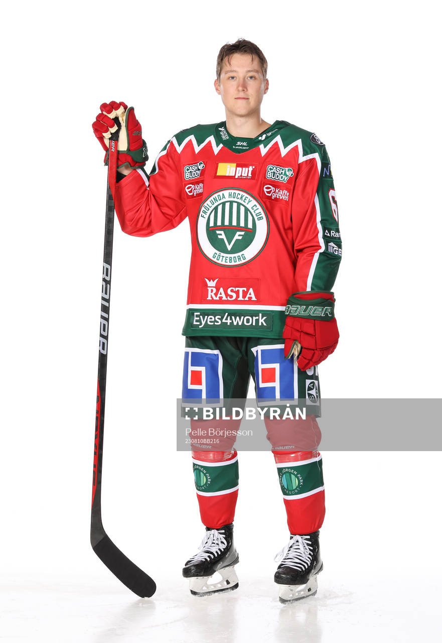 Frölundas Filip Hasaposerar för ett porträtt