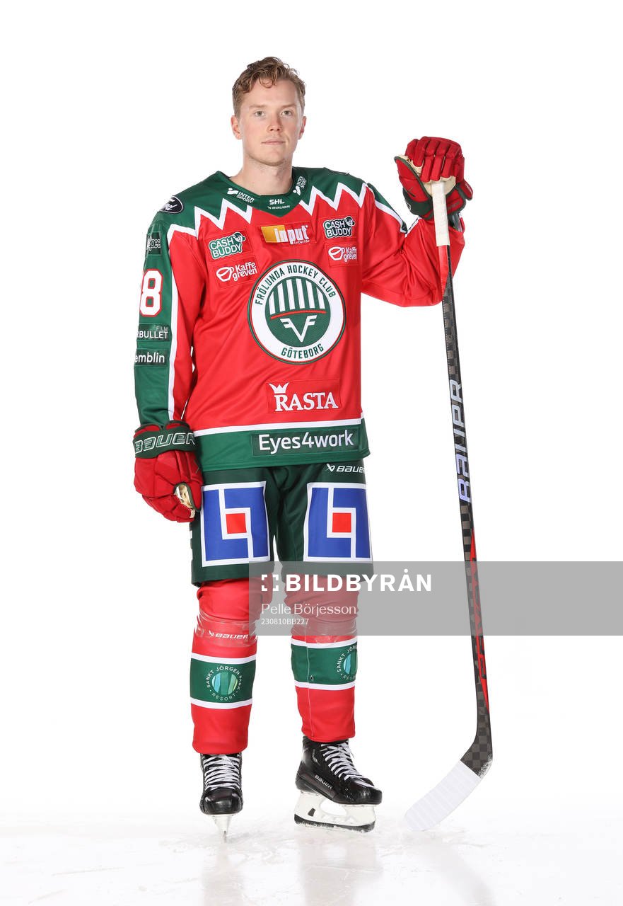 Frölundas Linus Öbergposerar för ett porträtt