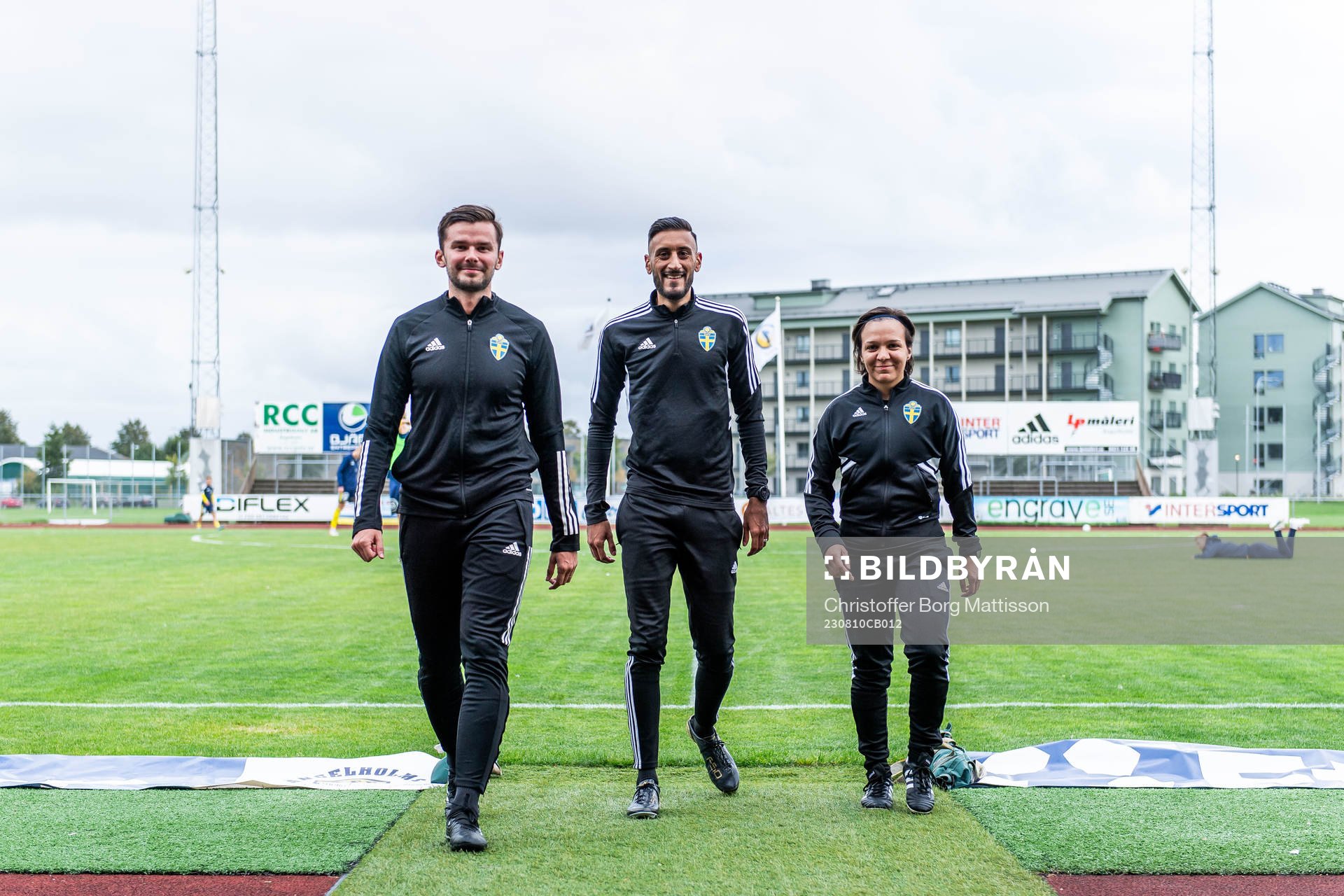 Assisterande domare Bendik Borgström, domare Mohamed Rachid och assisterande domare Jilan Taher inför fotbollsmatchen i Division 1 Södra mellan Ängelholm och Eskilsminne IF den 10 augusti 2023 i Ängelholm.