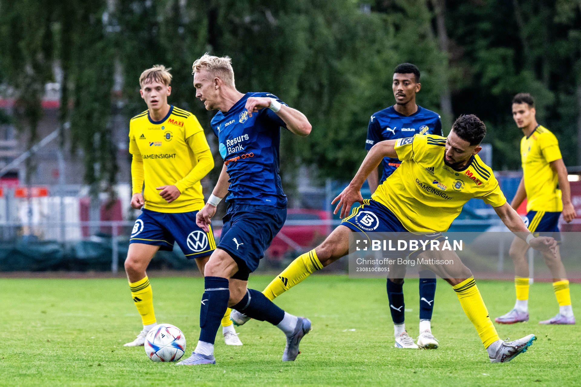Eskilsminne IFs Robin Wendin Thomasson och Ängelholms Oussama Djafer-Bey under fotbollsmatchen i Division 1 Södra mellan Ängelholm och Eskilsminne IF den 10 augusti 2023 i Ängelholm.
