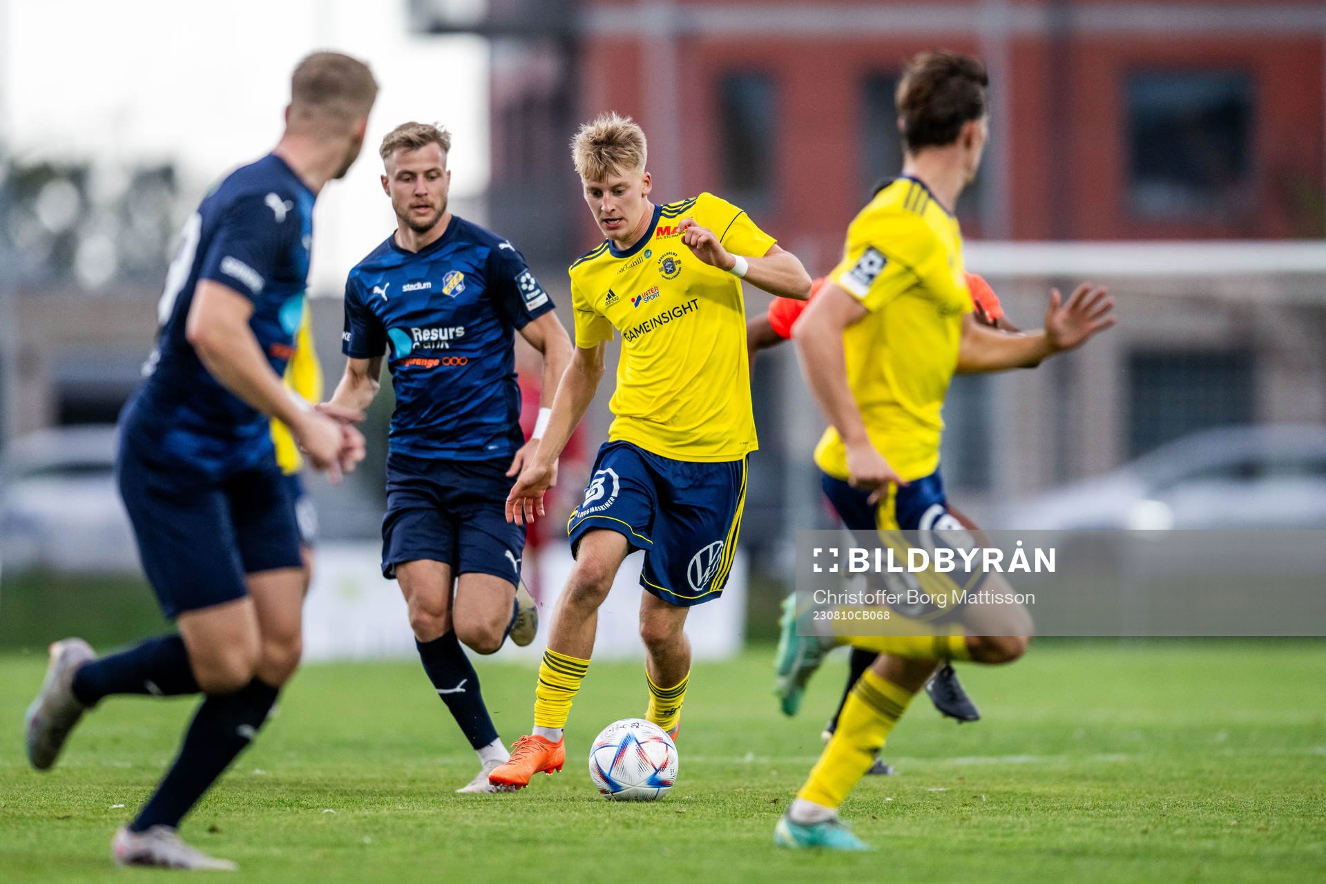 Eskilsminne IFs Oliver Åkerman och Ängelholms Johan Persson Åhstedt under fotbollsmatchen i Division 1 Södra mellan Ängelholm och Eskilsminne IF den 10 augusti 2023 i Ängelholm. 