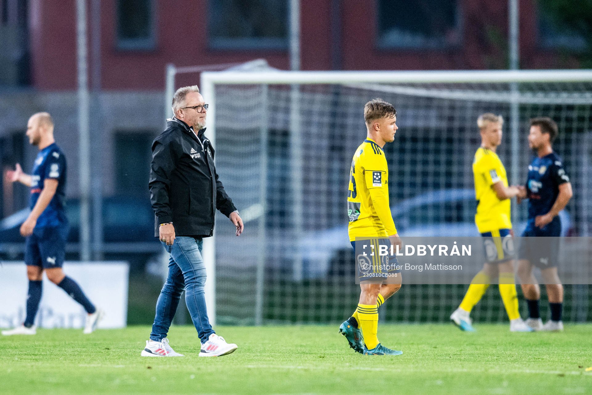 Ängelholms tränare Roar Hansen och Vincent Sundberg efter fotbollsmatchen i Division 1 Södra mellan Ängelholm och Eskilsminne IF den 10 augusti 2023 i Ängelholm.