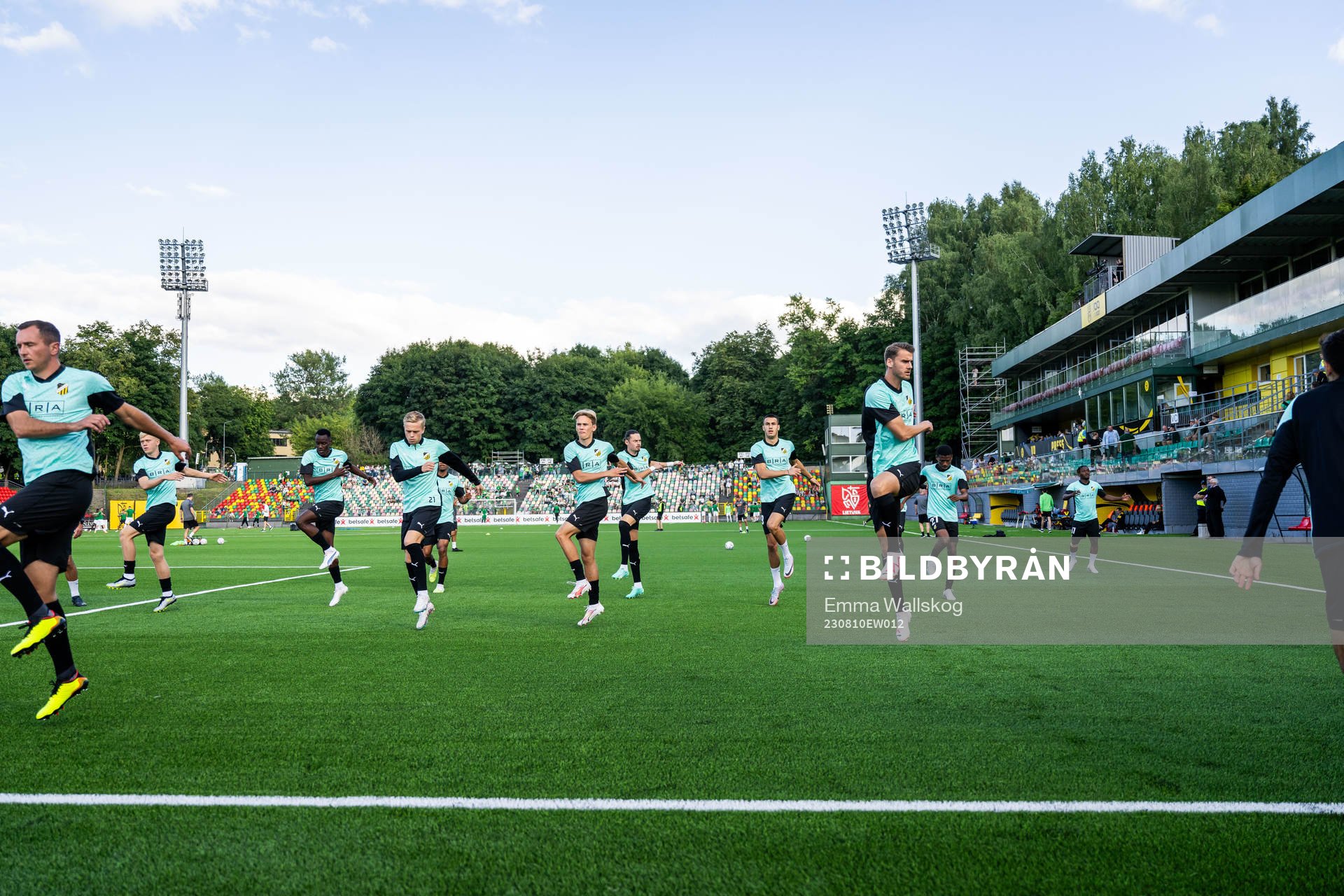 Players of Häcken during warm up ahead of the UEFA Europa League qualifying match between Zalgiris Vilnius and Häcken on August 10, 2023 in Vilnius. 