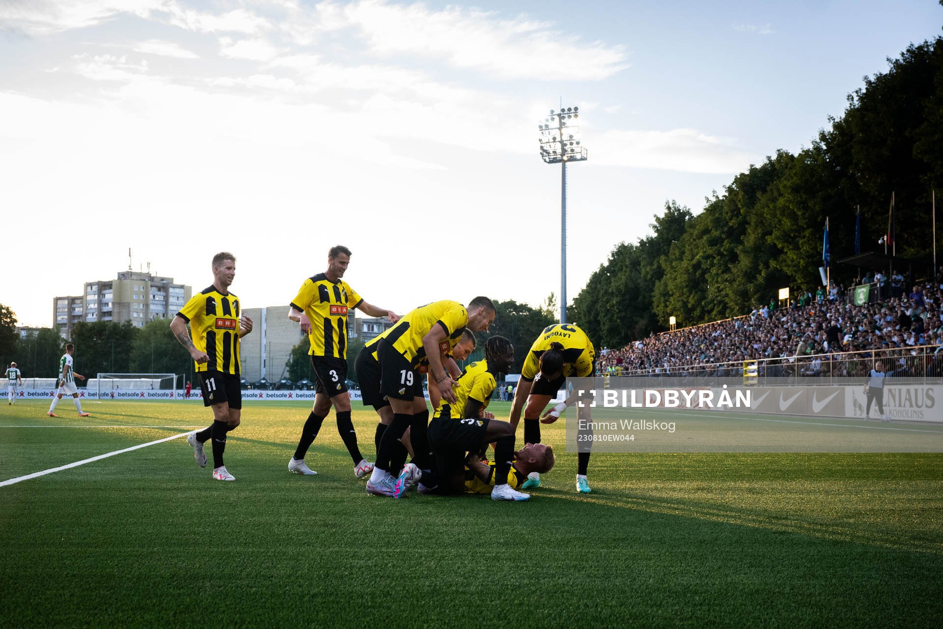 Mikkel Rygaard Jensen celebrates with team mates after 0-3 during the UEFA Europa League qualifying match between Zalgiris Vilnius and Häcken on August 10, 2023 in Vilnius.