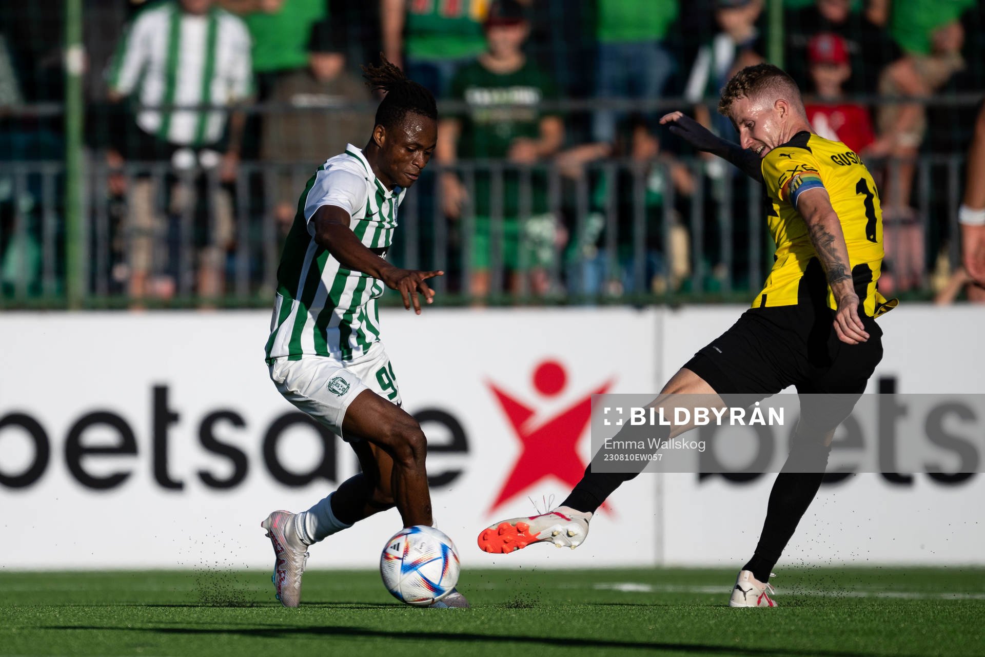Mathias Oyewusi of Zalgiris Vilnius and Samuel Gustafson of