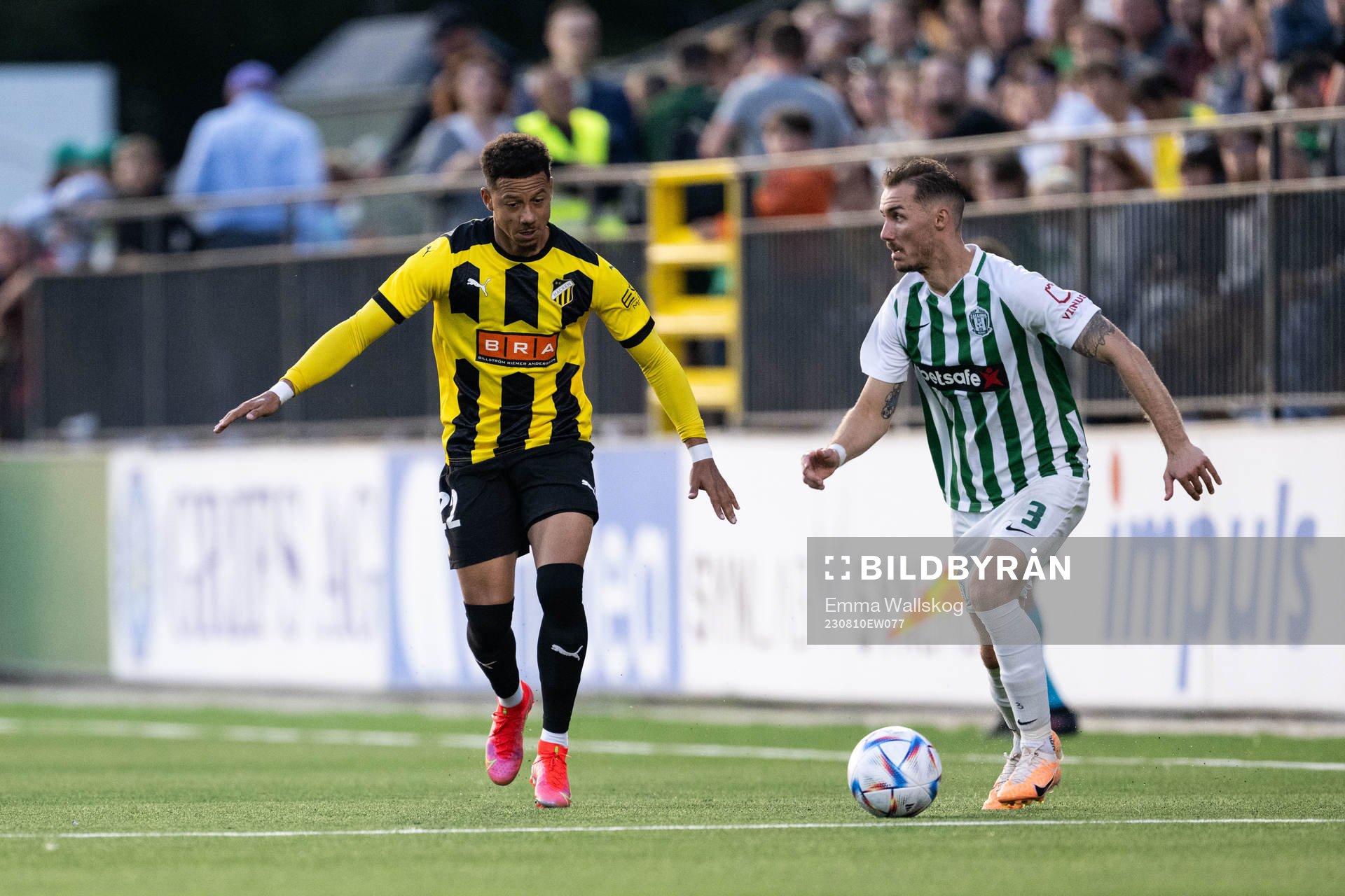 Tobias Sana of Häcken and Mario Pavelic of Zalgiris Vilnius during the UEFA Europa League qualifying match between Zalgiris Vilnius and Häcken on August 10, 2023 in Vilnius.