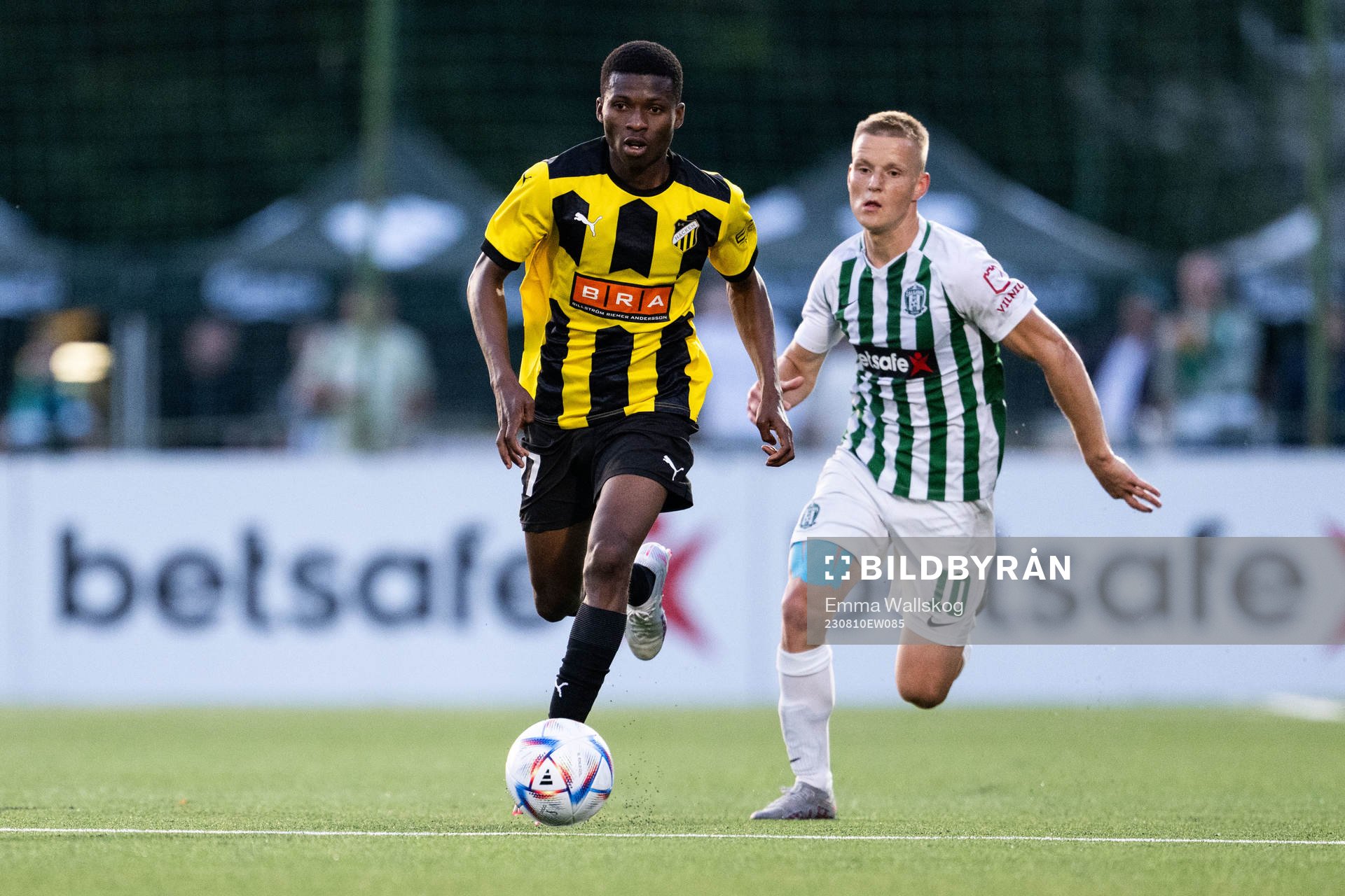 Akoua Romeo Amane of Häcken and Paulius Golubickas of