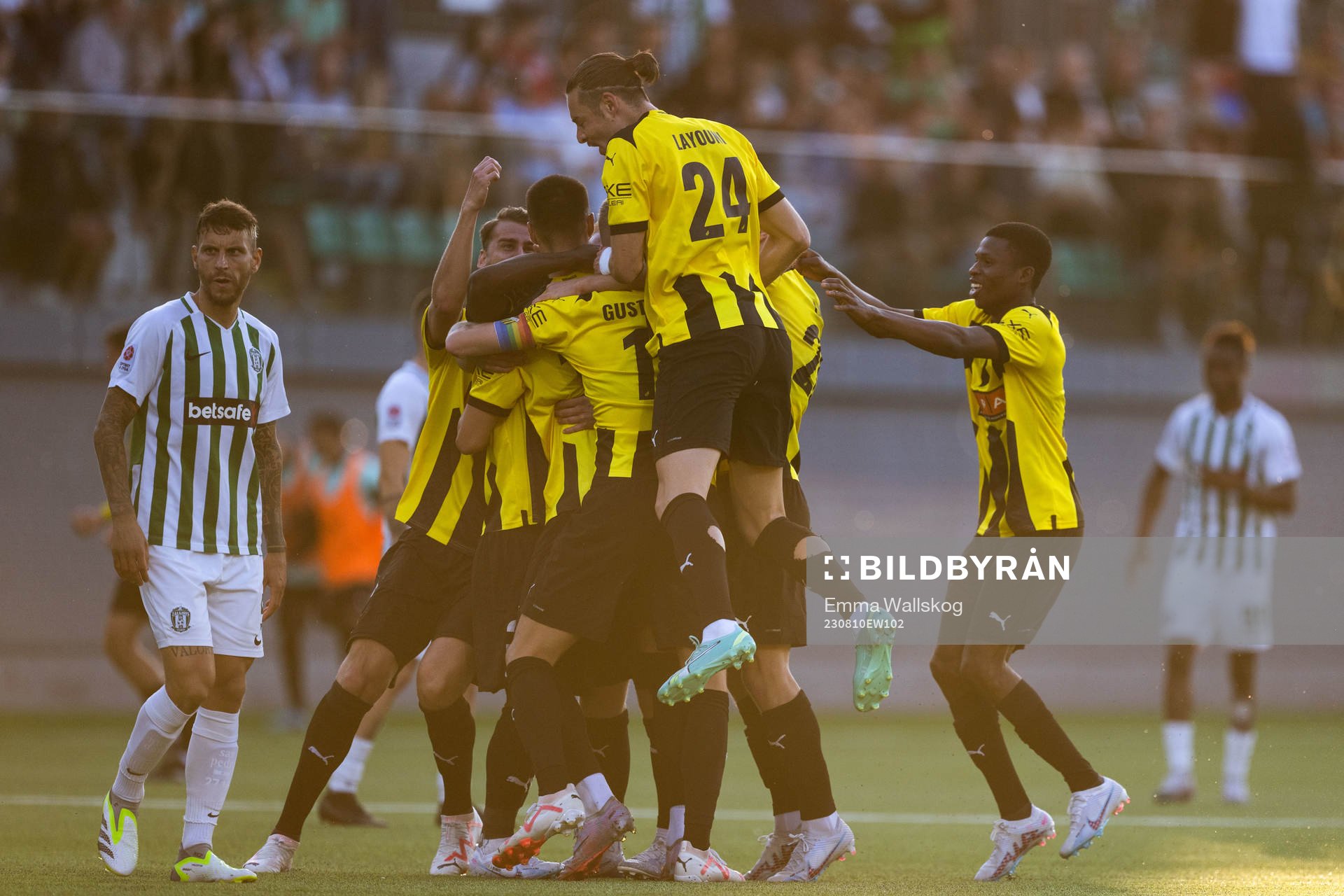 Srdjan Hrstic of Häcken celebrates with team mates