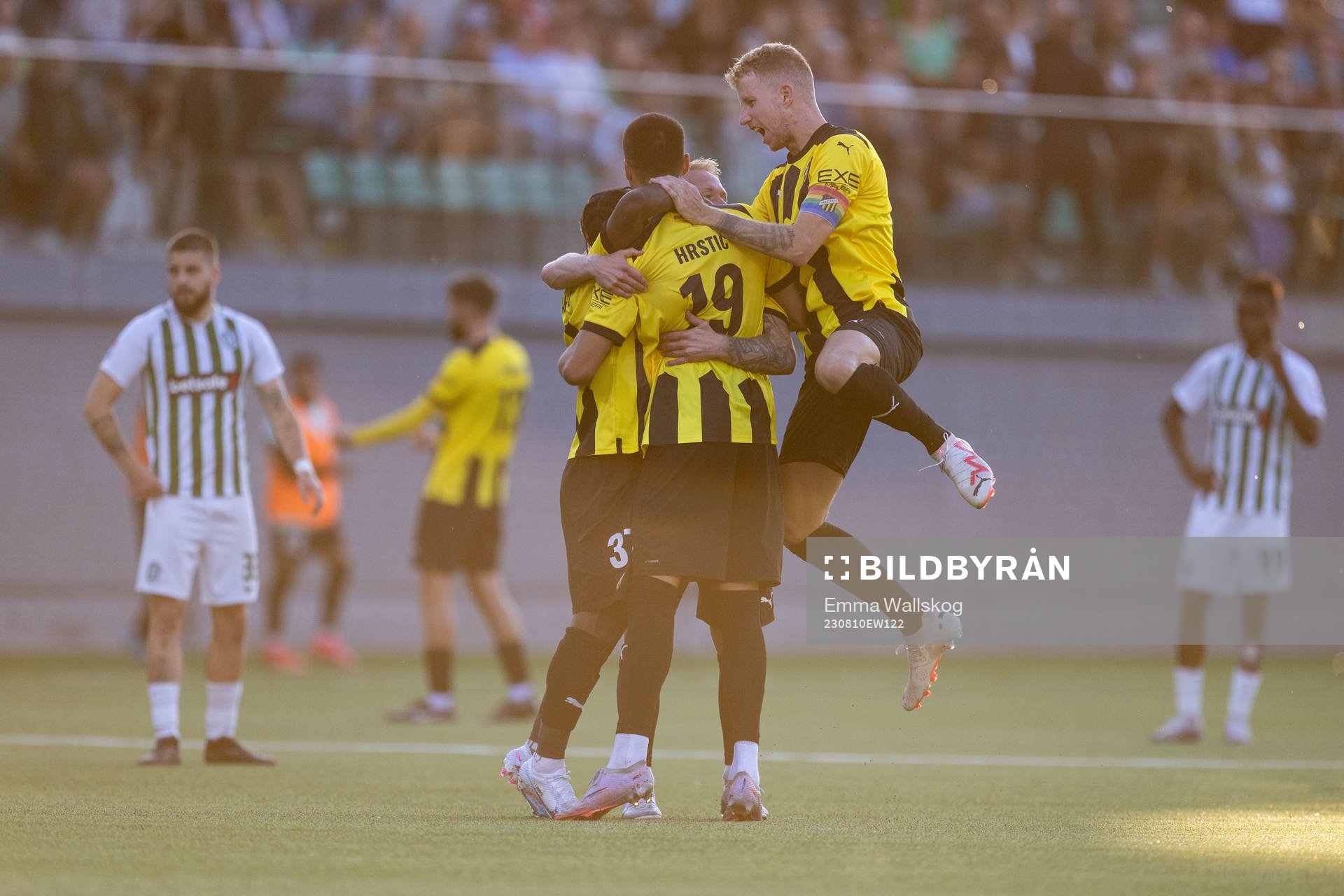 Srdjan Hrstic of Häcken celebrates with team mates