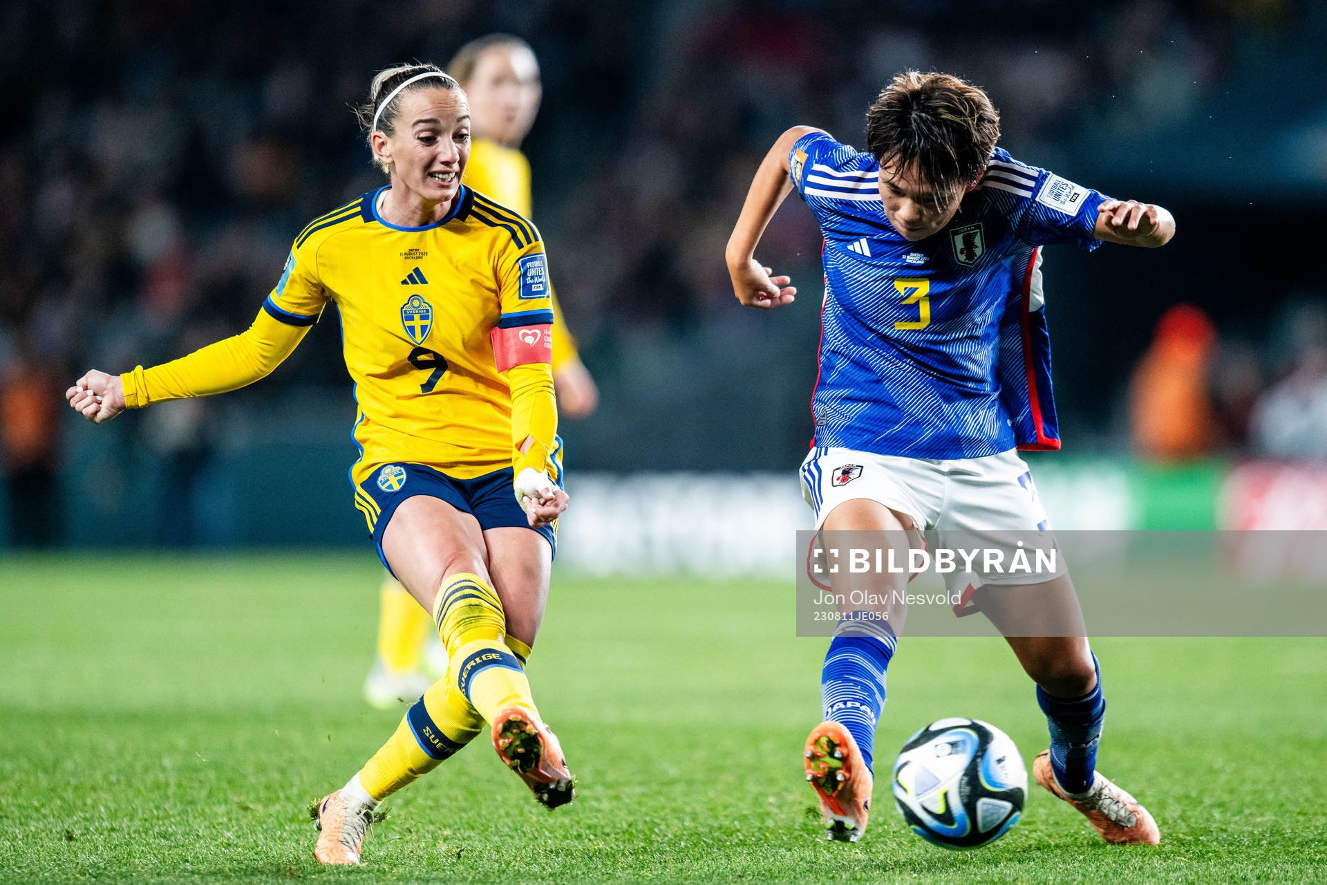 Kosovare Asllani of Sweden and Moeka Minami of Japan