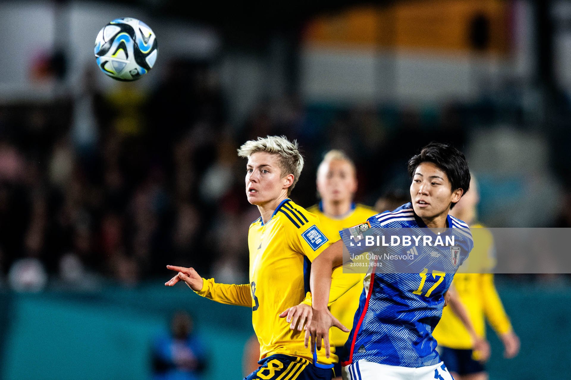 Lina Hurtig of Sweden and Kiko Seike of Japan during the FIFA Women's World Cup quarterfinal between Japan and Sweden on August 11, 2023 in Auckland.