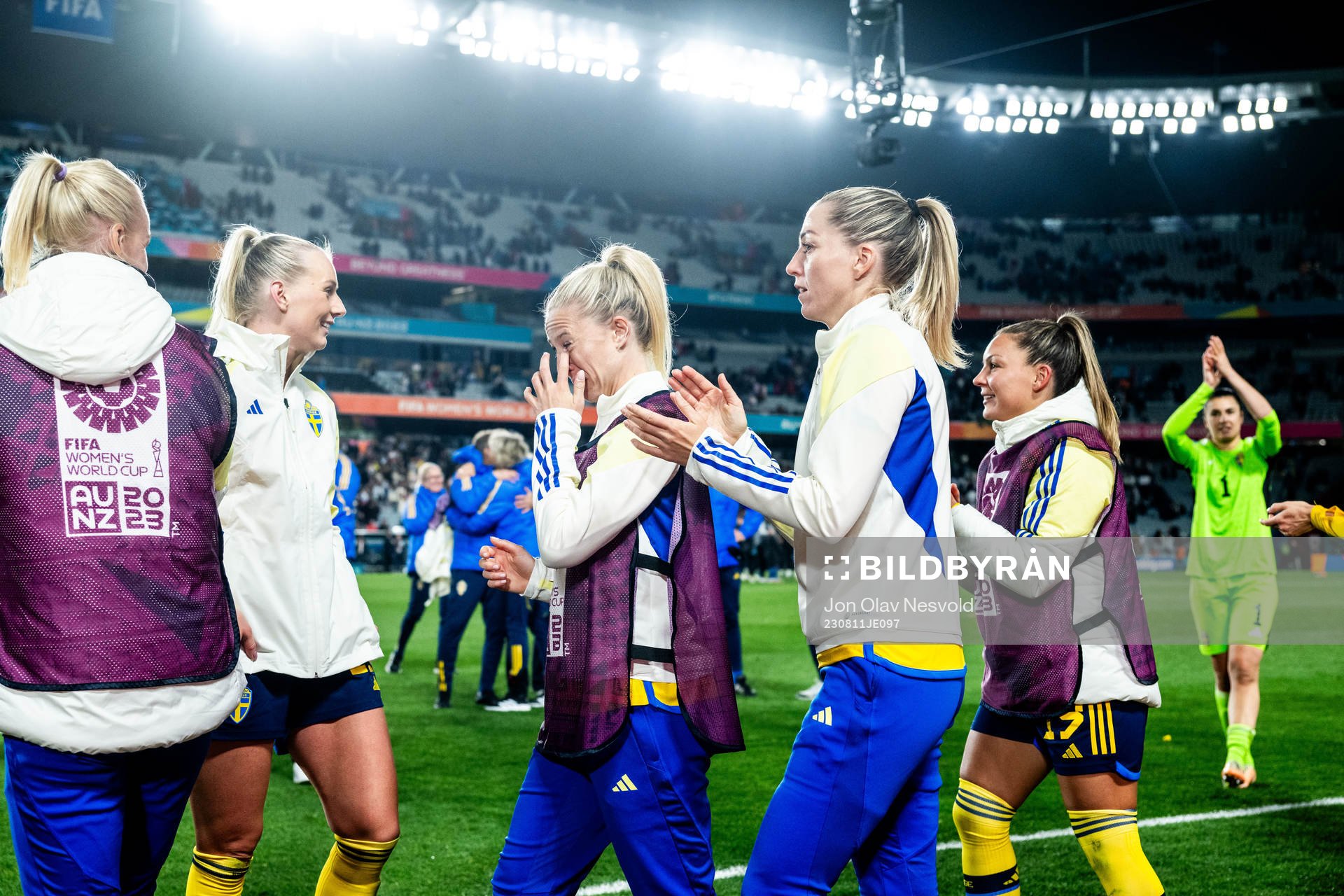 Players of Sweden celebrate after the FIFA Women's World Cup quarterfinal between Japan and Sweden on August 11, 2023 in Auckland. 