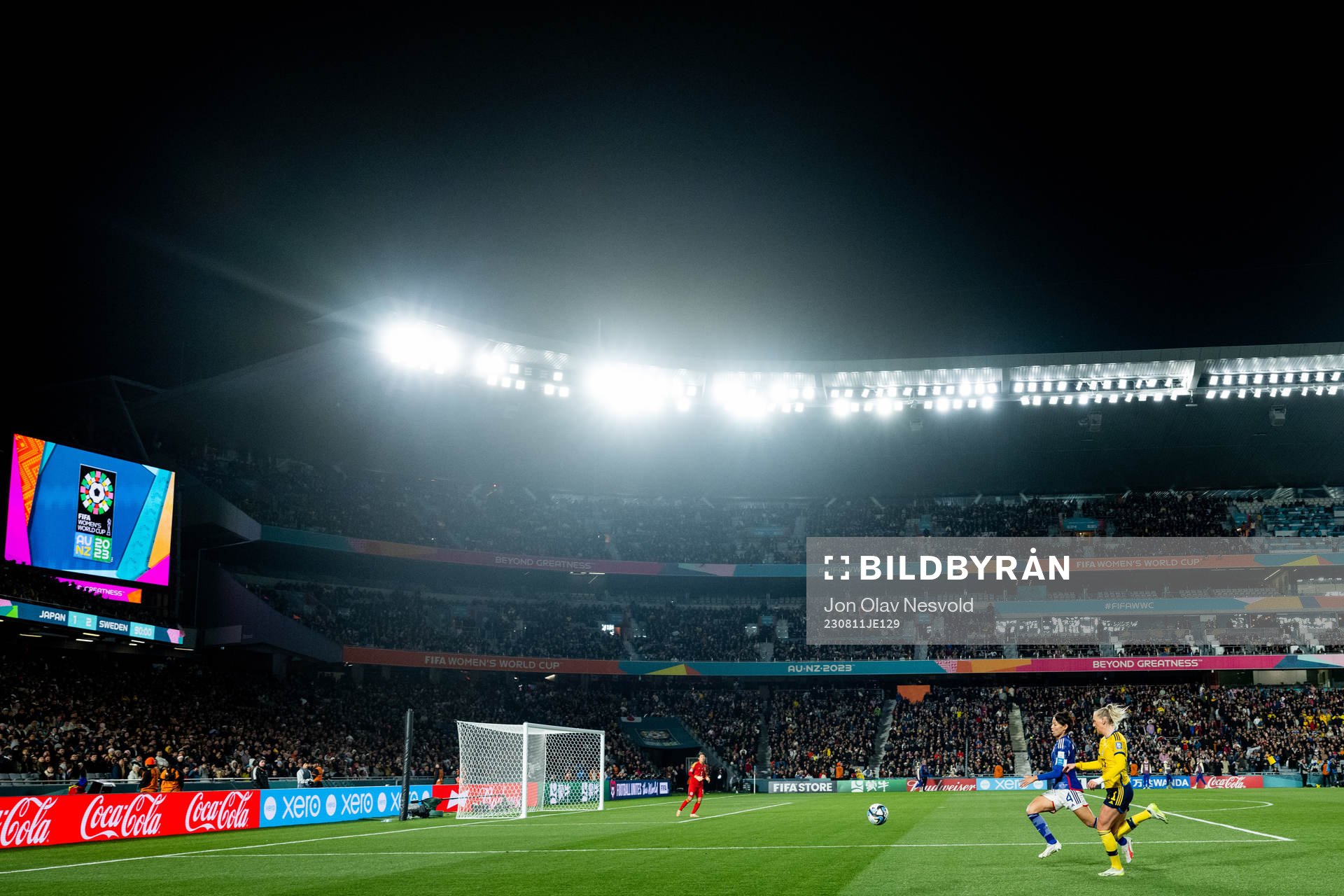 Saki Kumagai of Japan and Stina Blackstenius of Sweden during the FIFA Women's World Cup quarterfinal between Japan and Sweden on August 11, 2023 in Auckland.