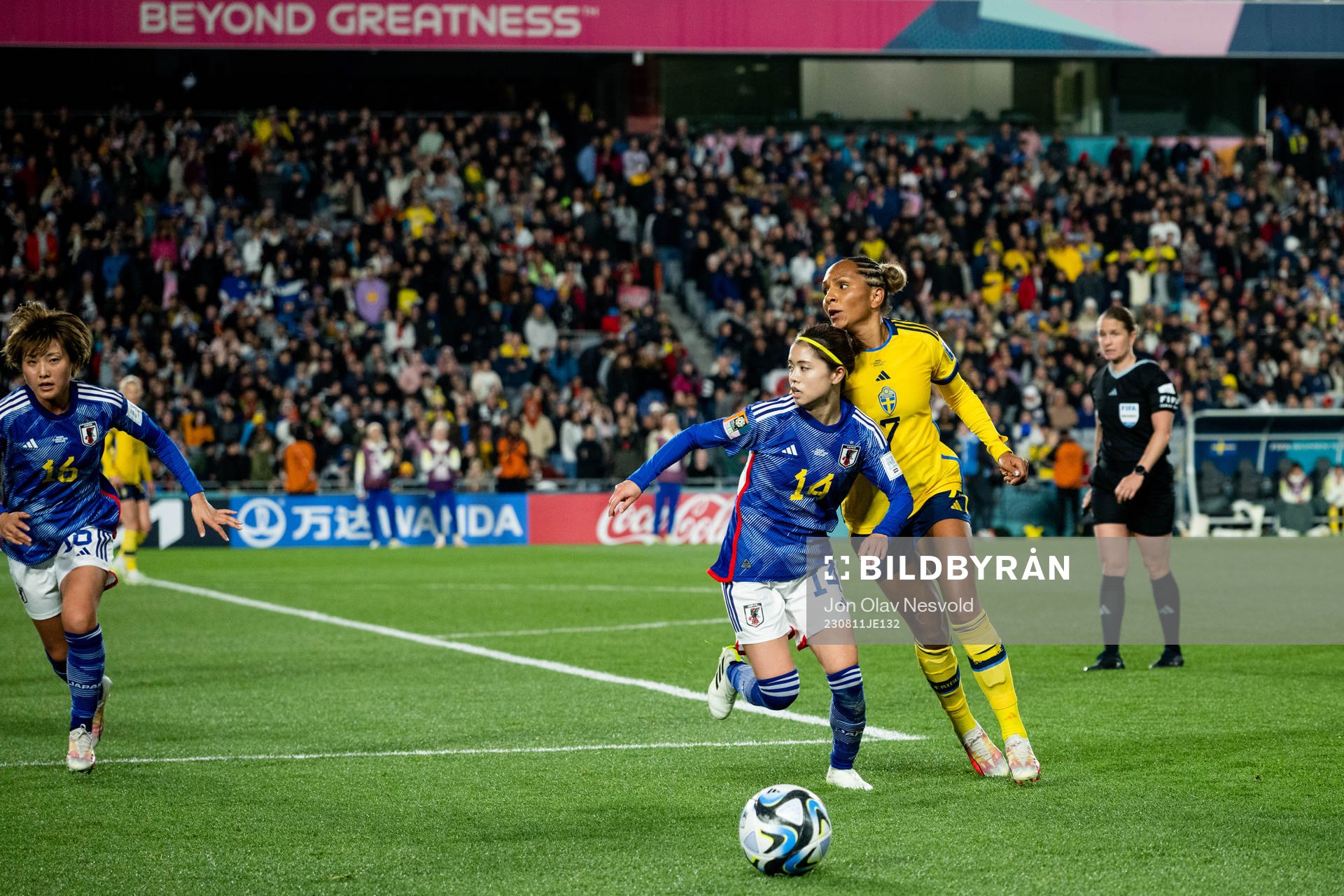 Yui Hasegawa of Japan and Madelen Janogy of Sweden