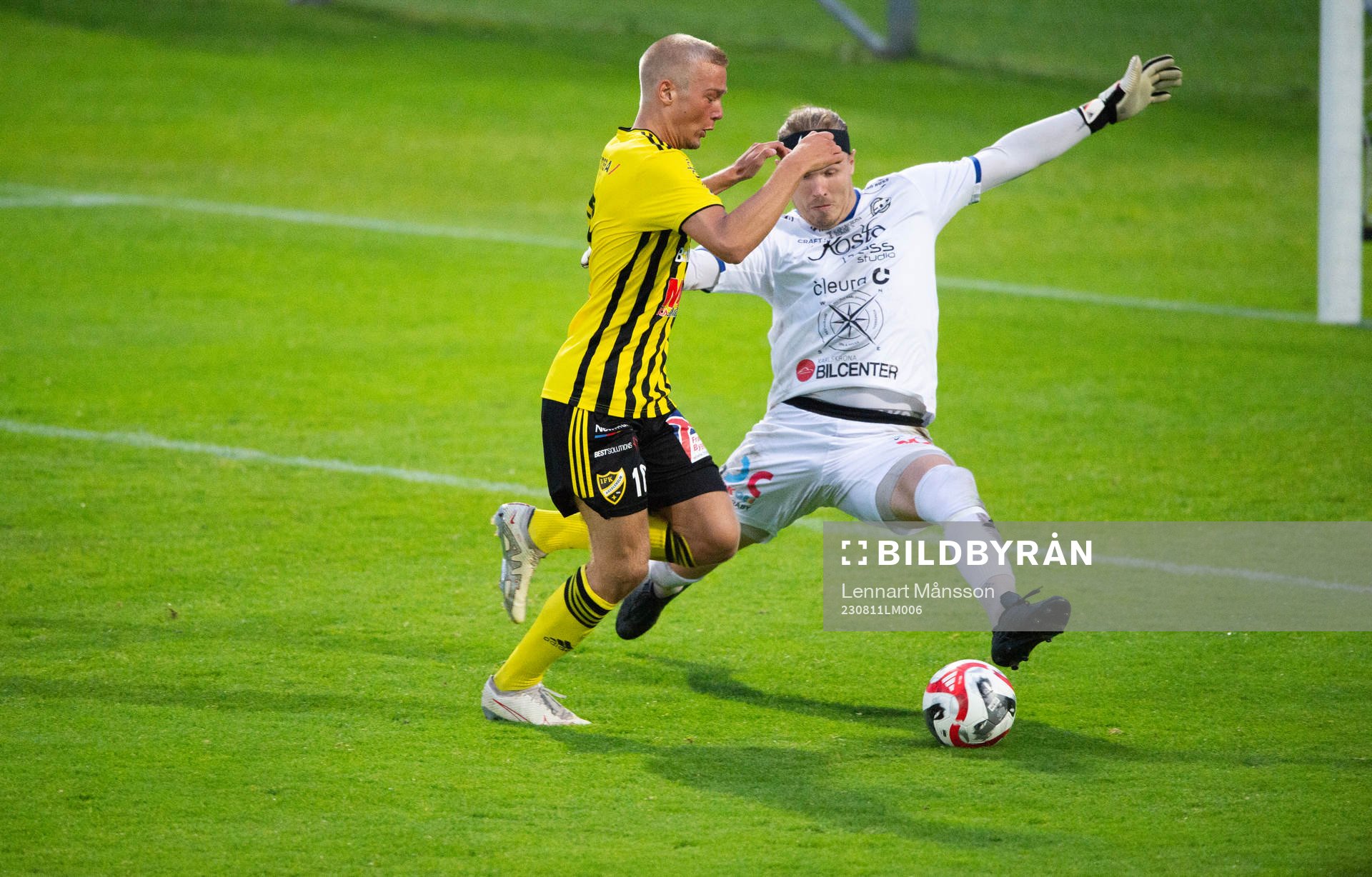 IFK Hässleholms Olle Kjellman Olblad fälls av Karlskrona-målvakten och Olle slår in straffen till 3-1 i matchen i division 2 mellan IFK Hässleholm och FK Karlskrona, i Hässleholm 11 augusti 2023.