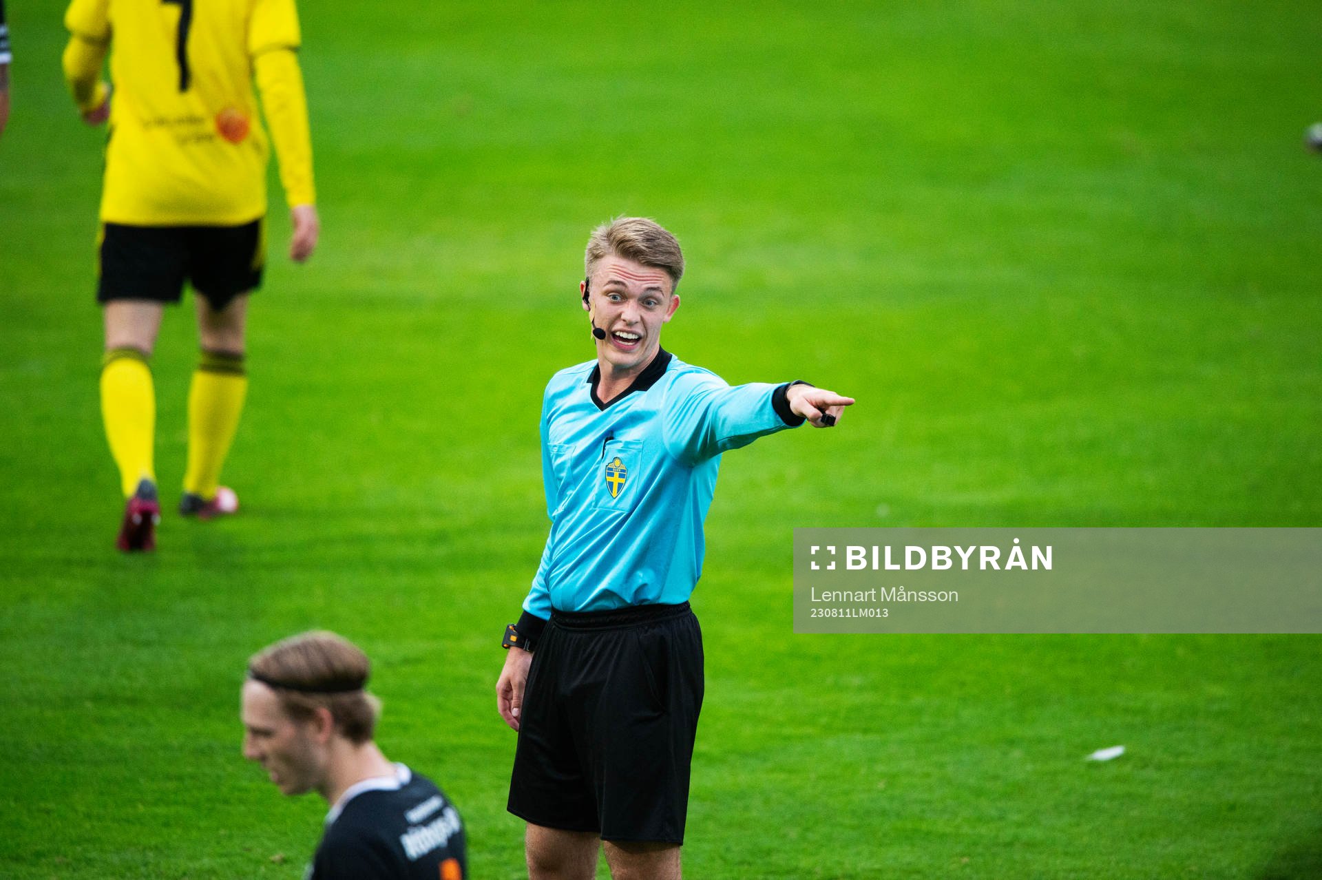Domaren Robin Öberg i matchen i division 2 mellan IFK
